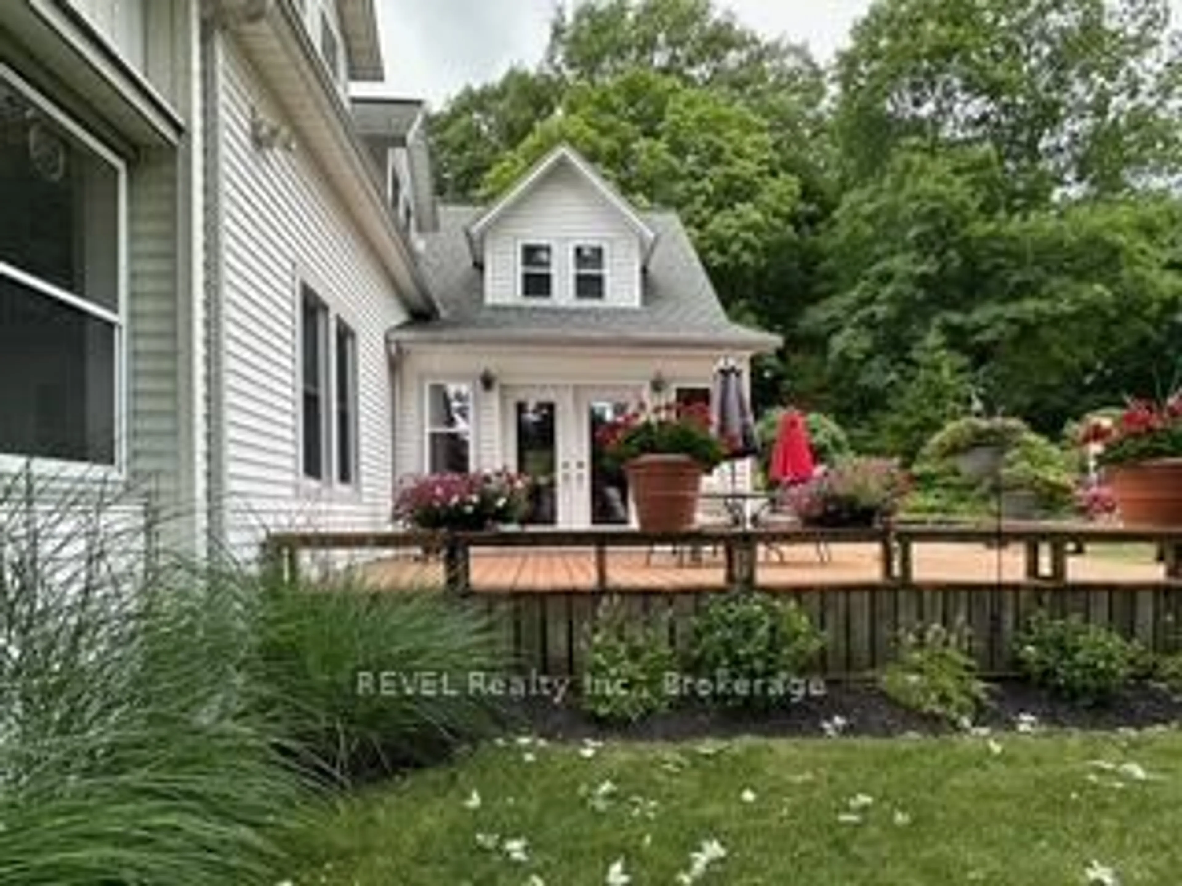 Patio, street for 4912 Brown Rd, Fort Erie Ontario L0S 1N0