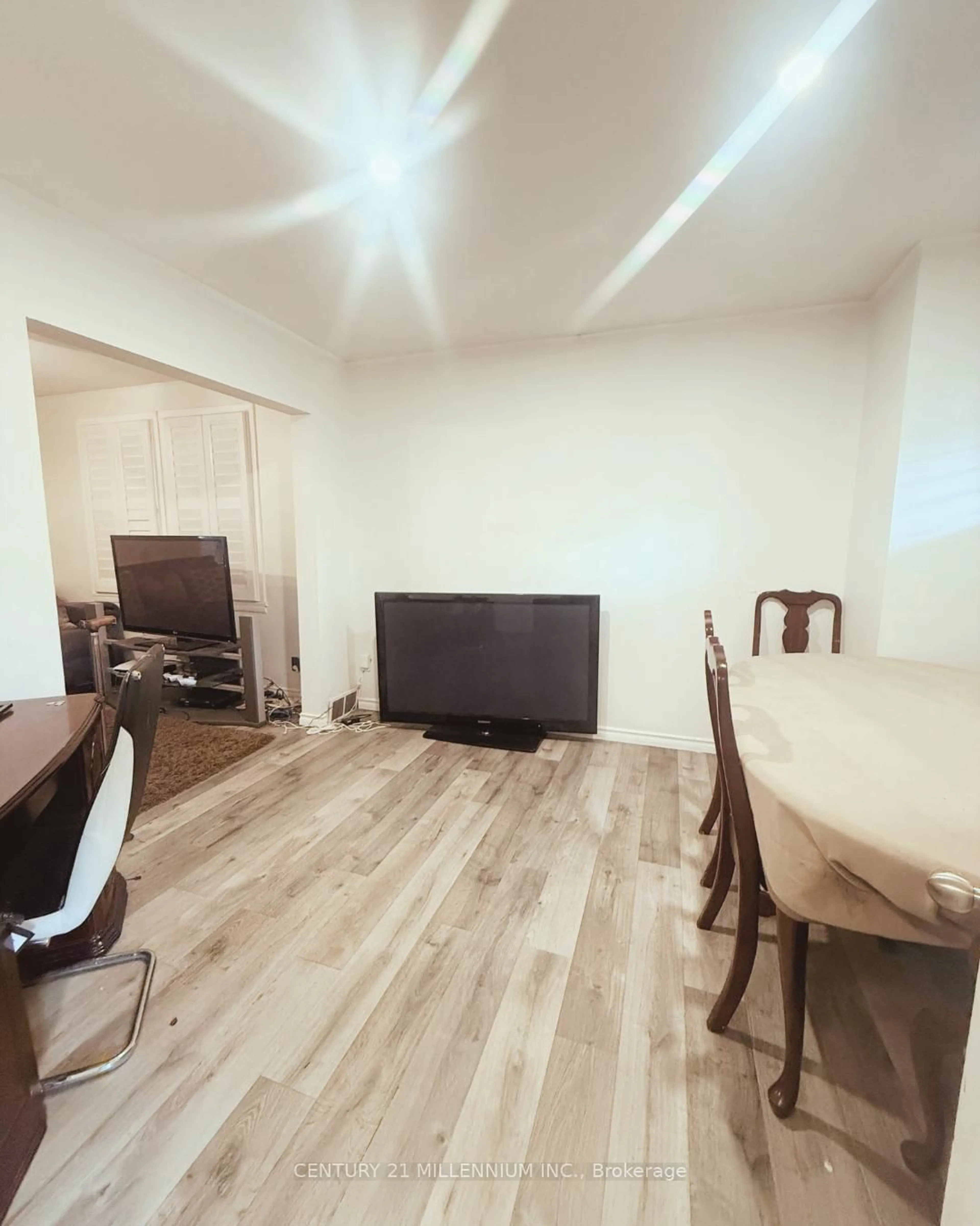 A pic of a room for 237 Balsam Ave, Hamilton Ontario L8M 3B9