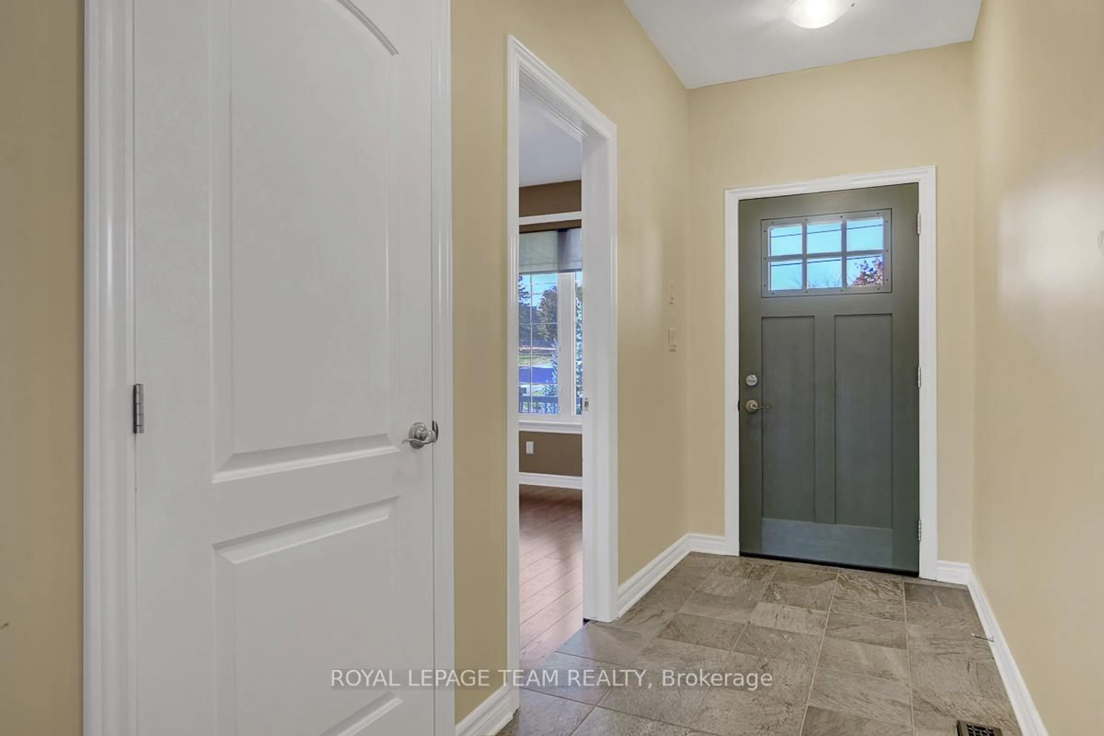 Indoor entryway for 520 Clothier St, North Grenville Ontario K0G 1J0