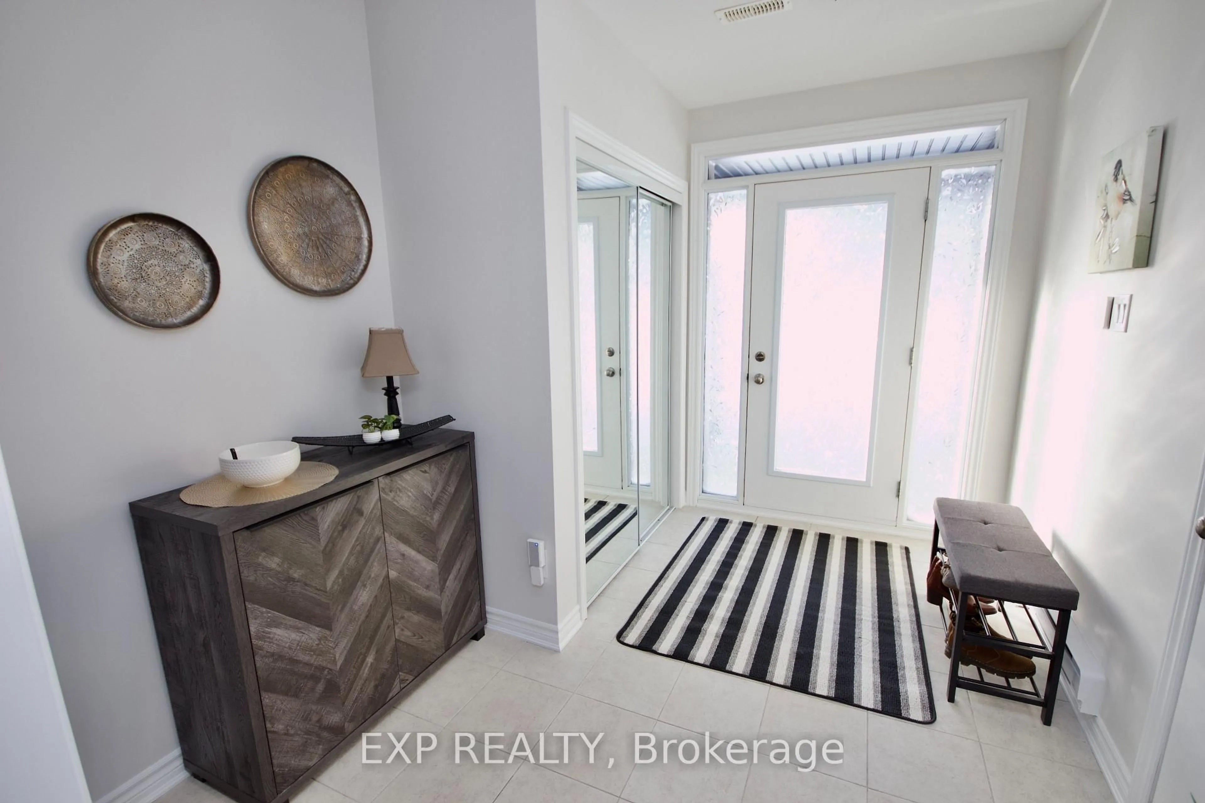 Indoor entryway for 827 Kiniw Private, Ottawa Ontario K1K 5A3