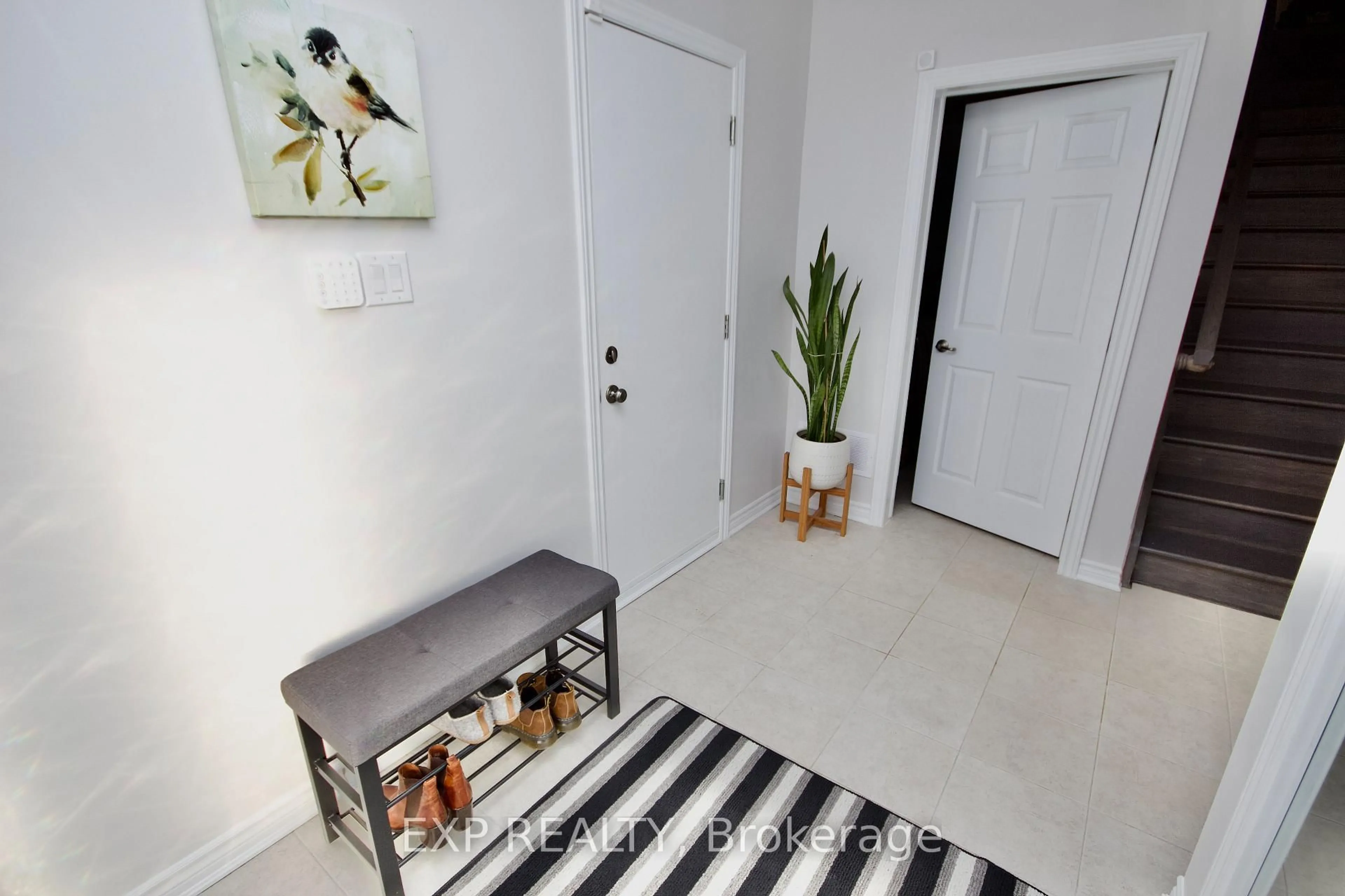 Indoor entryway for 827 Kiniw Private, Ottawa Ontario K1K 5A3