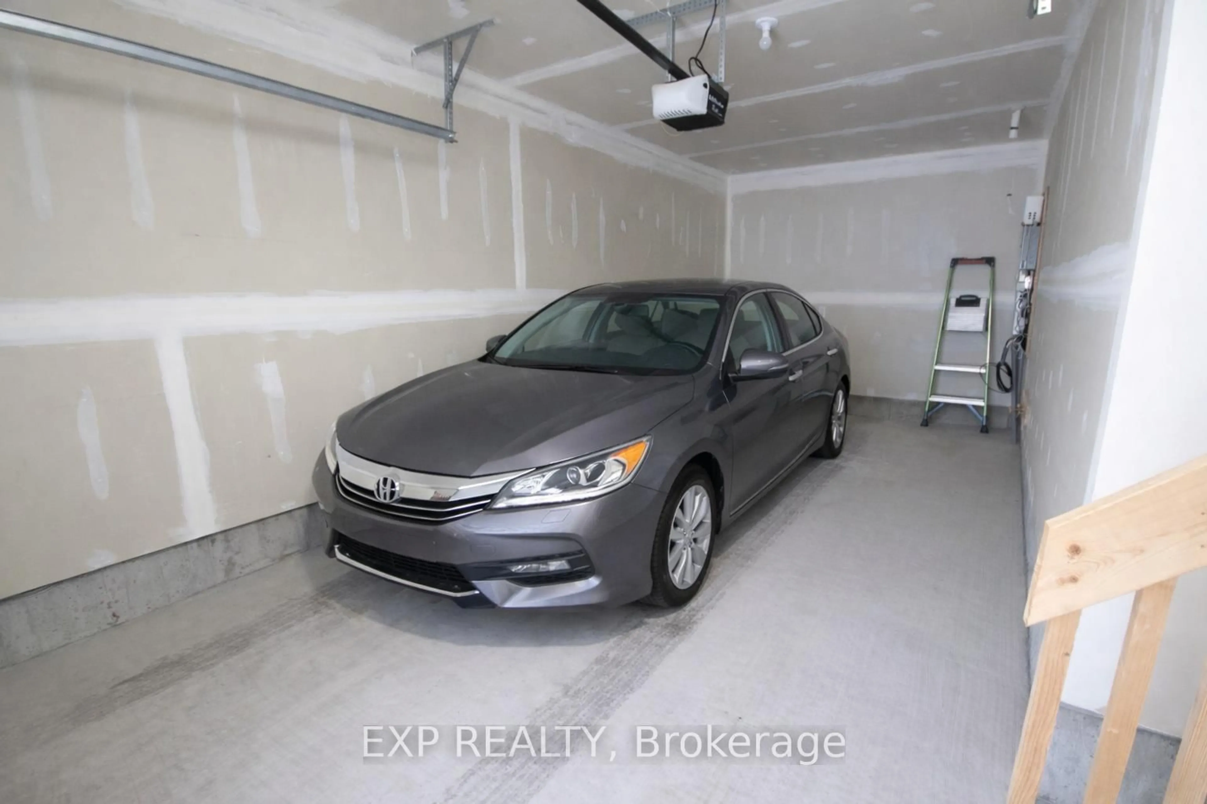 Indoor garage for 827 Kiniw Private, Ottawa Ontario K1K 5A3