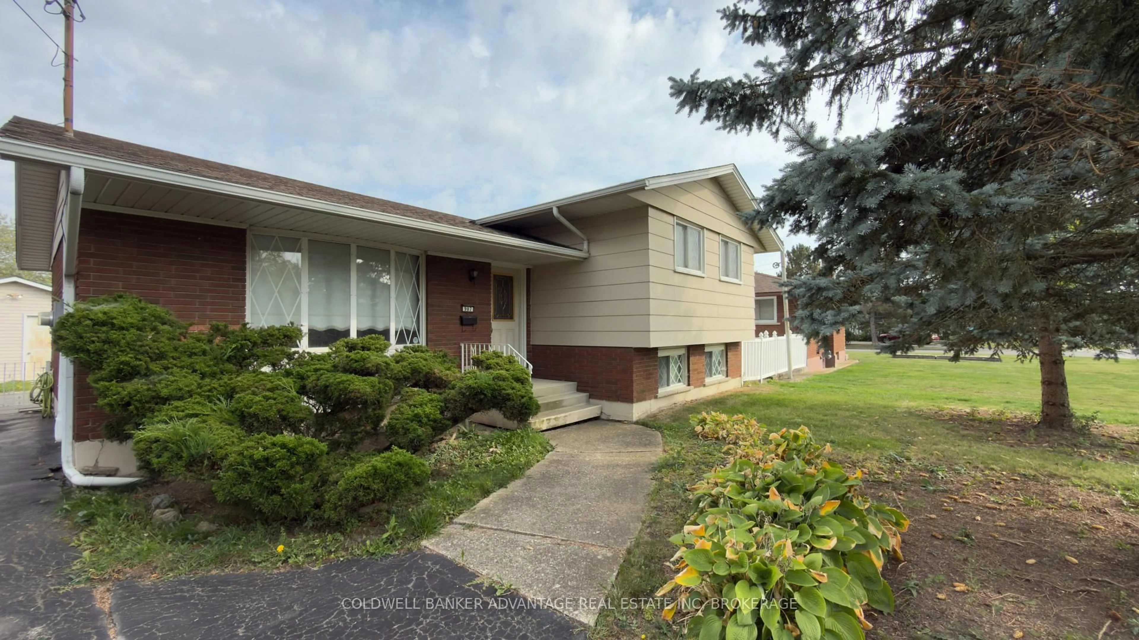 Home with vinyl exterior material, street for 987 Steele St, Port Colborne Ontario L3K 5A1