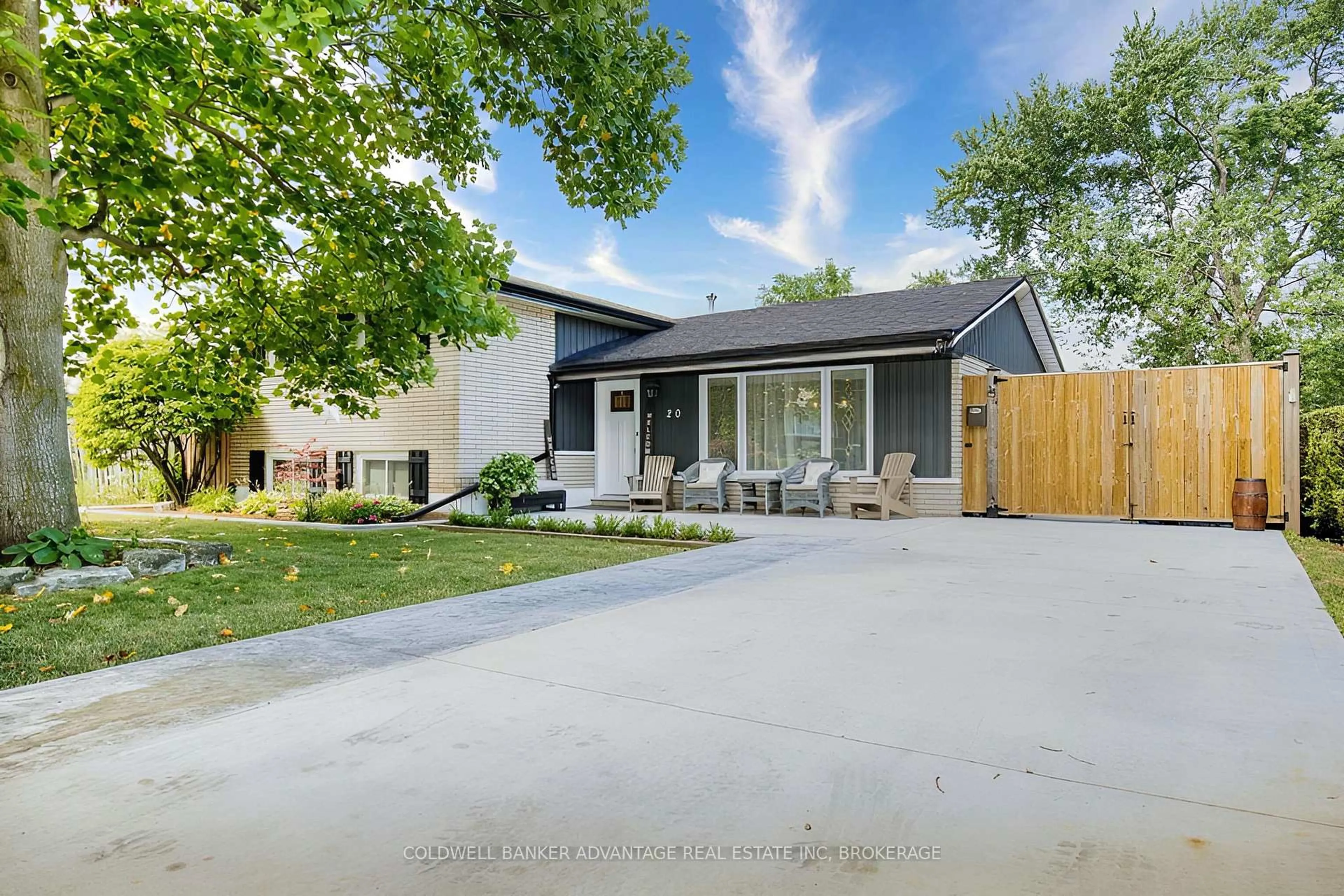 A pic from outside/outdoor area/front of a property/back of a property/a pic from drone, street for 20 Karen Cres, Grimsby Ontario L3M 2E4