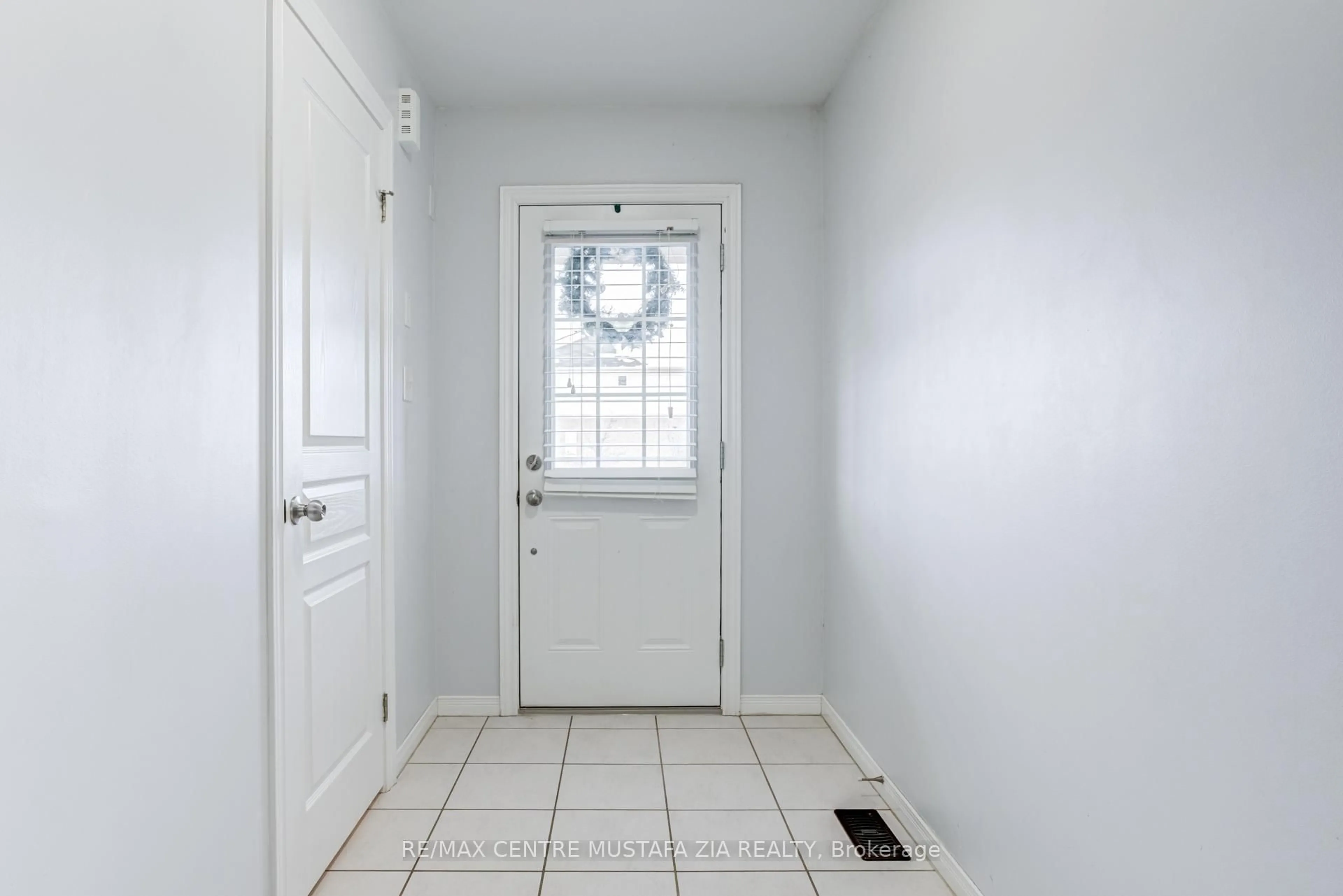 Indoor entryway for 43 Trafalgar Dr, Hamilton Ontario L8J 0E2