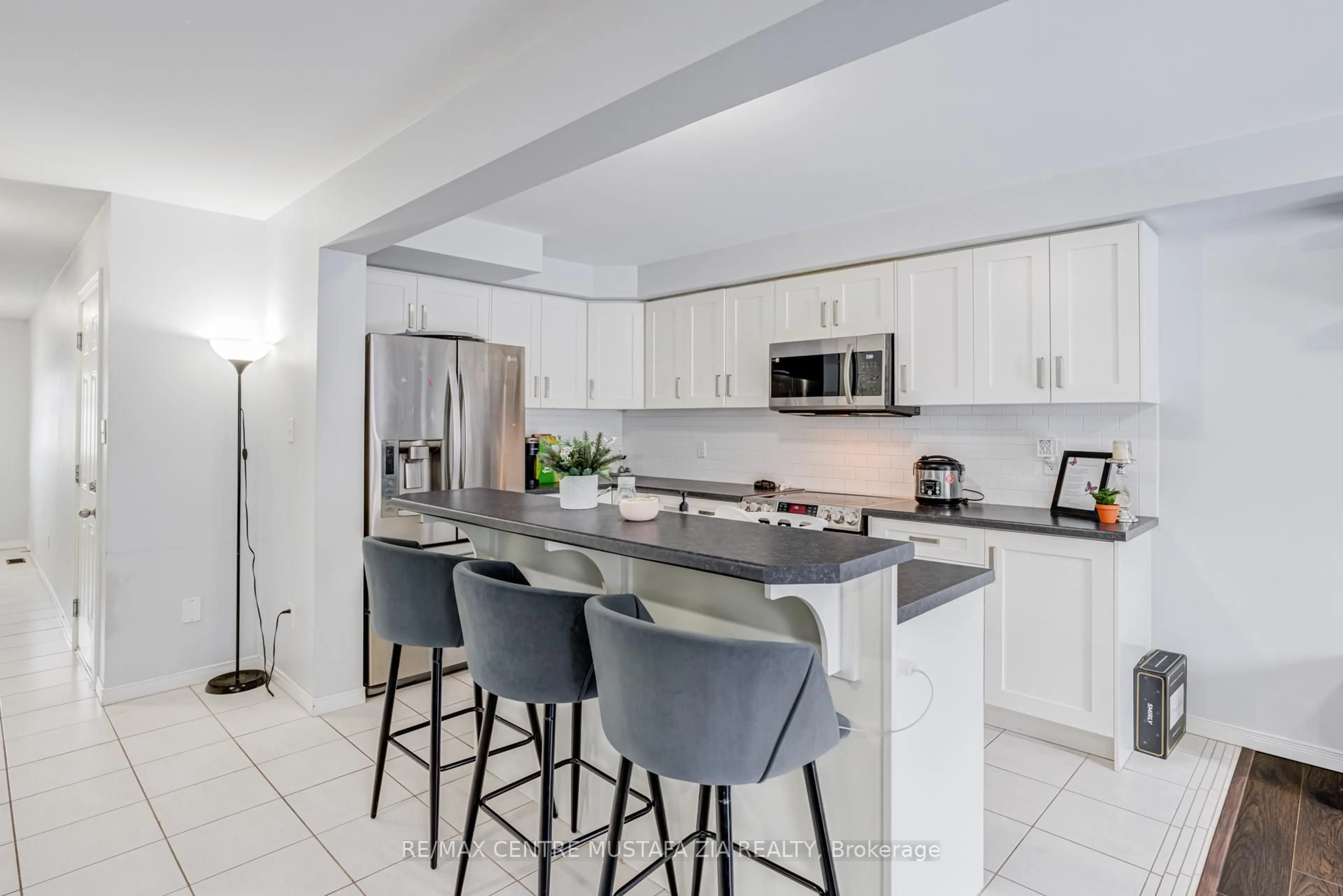 Open concept kitchen, ceramic/tile floor for 43 Trafalgar Dr, Hamilton Ontario L8J 0E2