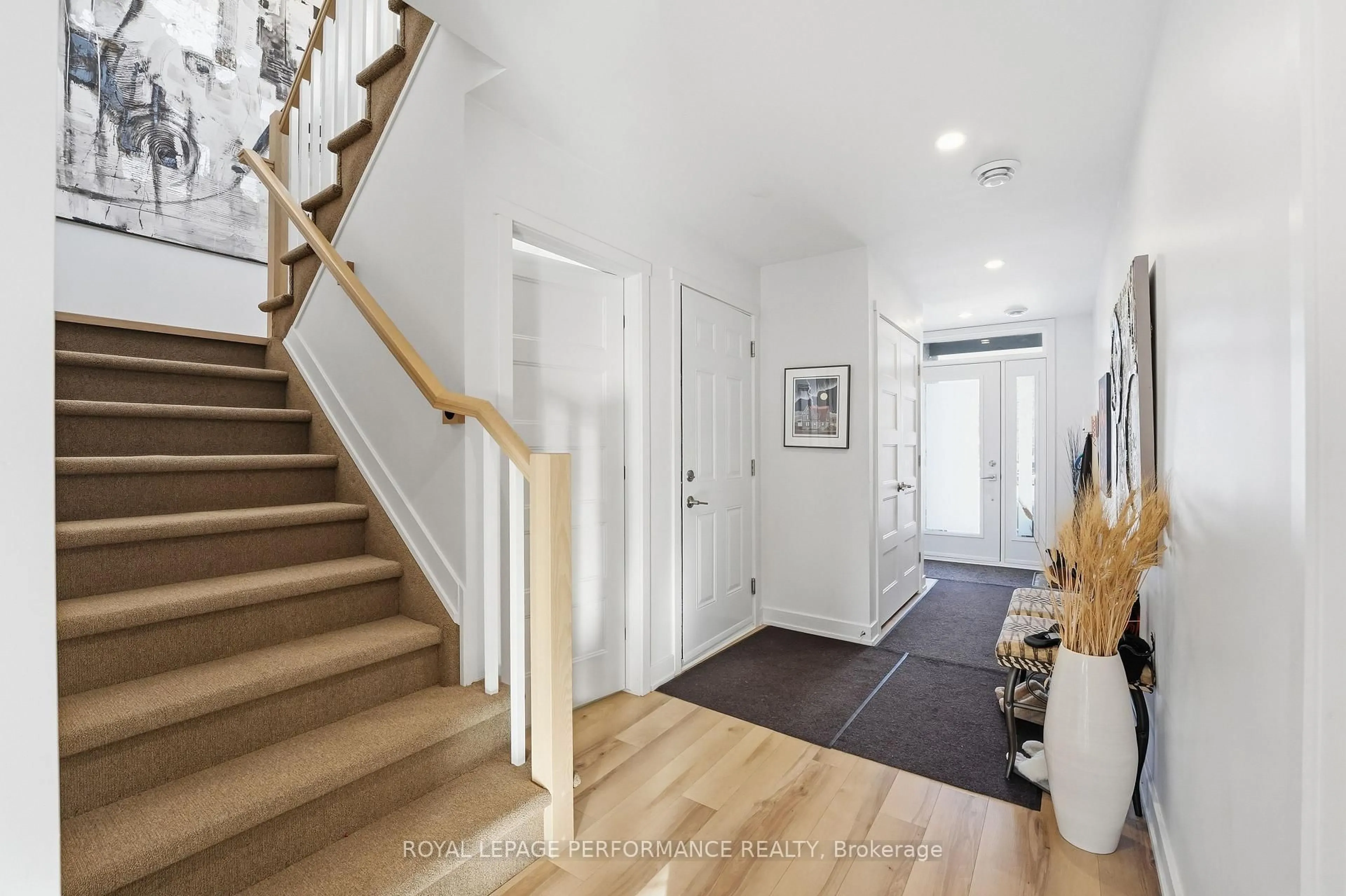 Indoor entryway for 29 Marcel St, Russell Ontario K0A 1W0