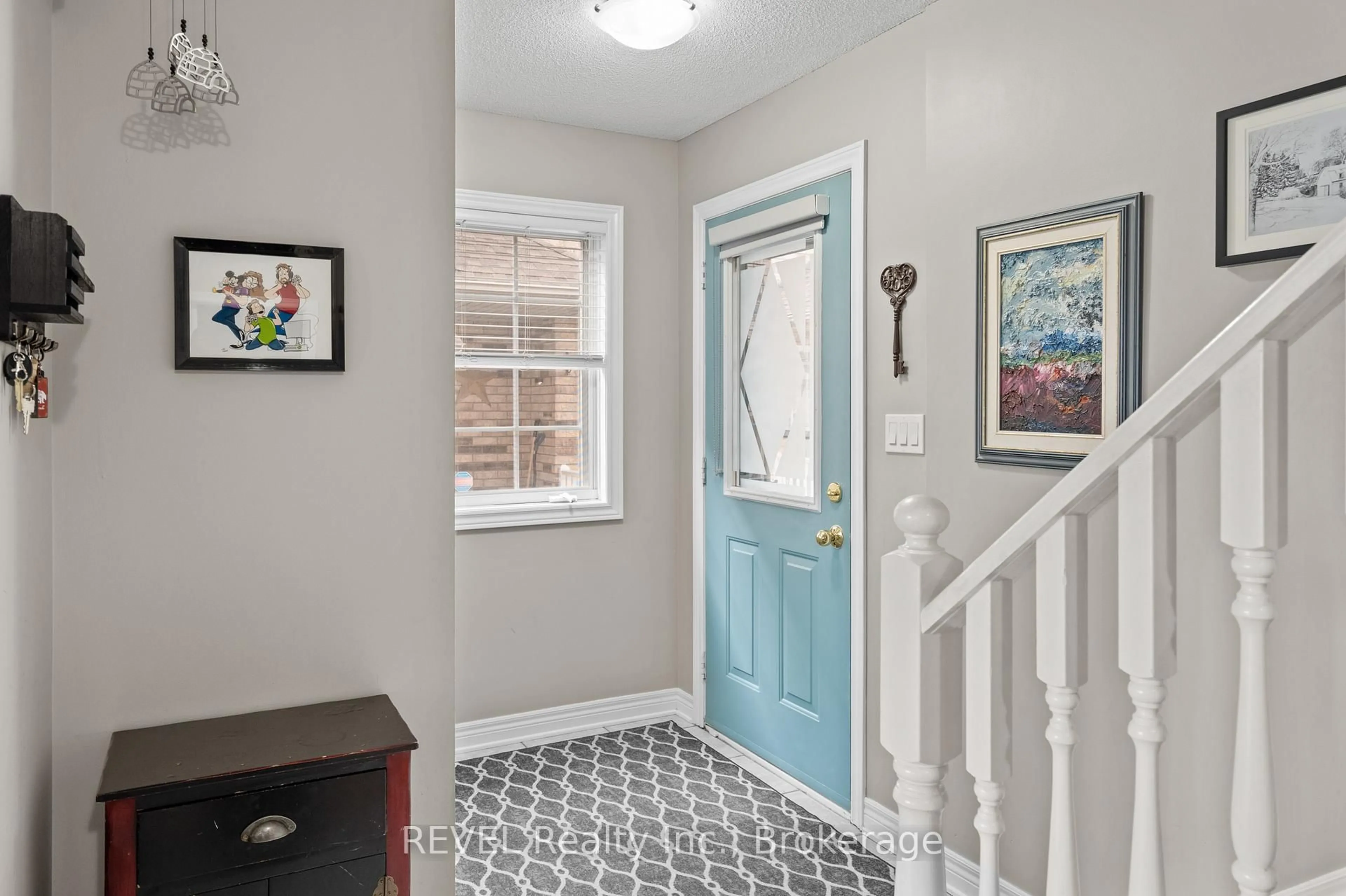Indoor entryway for 8a BROWN Dr, St. Catharines Ontario L2S 3Z4