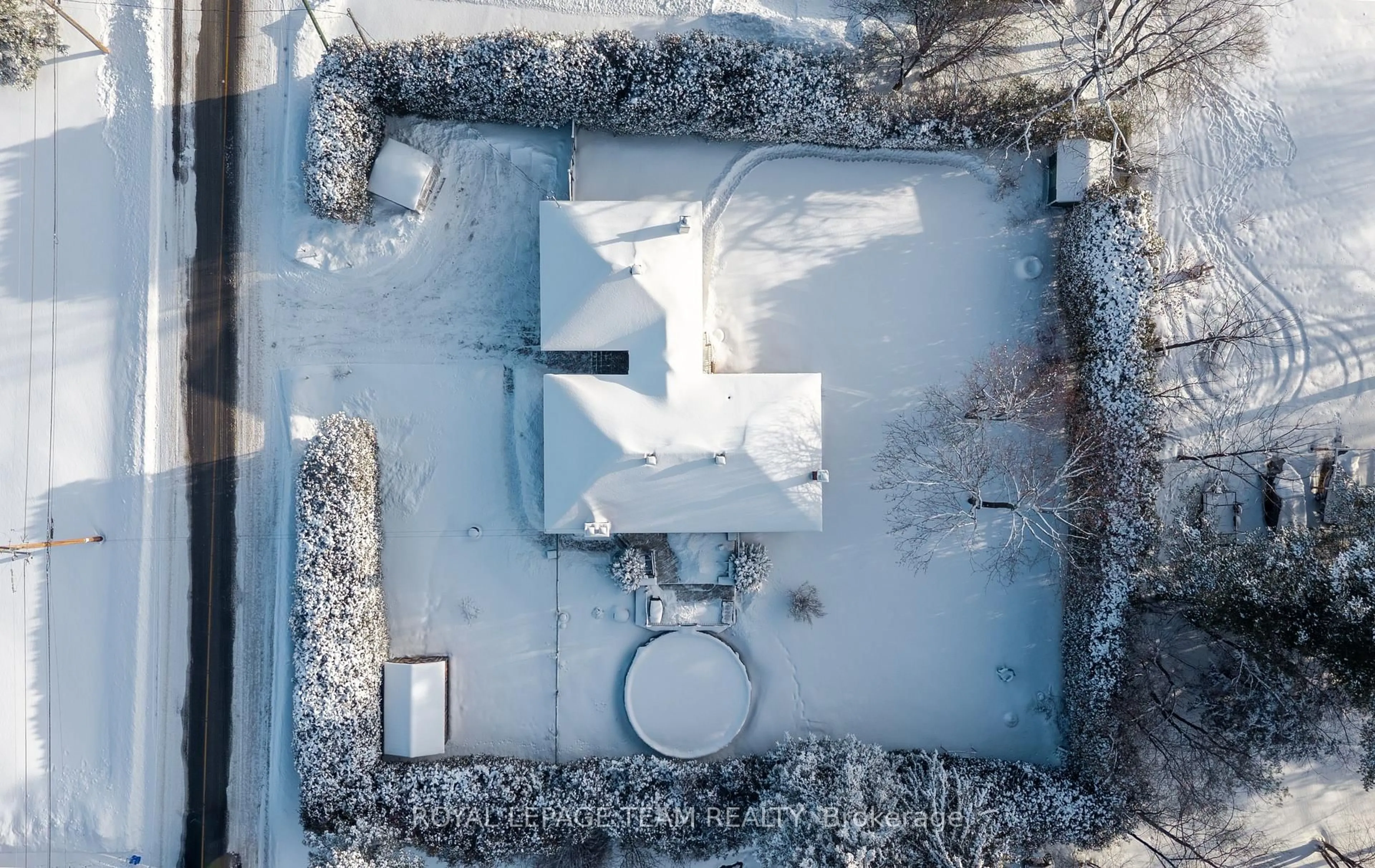 A pic from outside/outdoor area/front of a property/back of a property/a pic from drone, unknown for 3246 Elizabeth St, Osgoode Ontario K0A 2W0