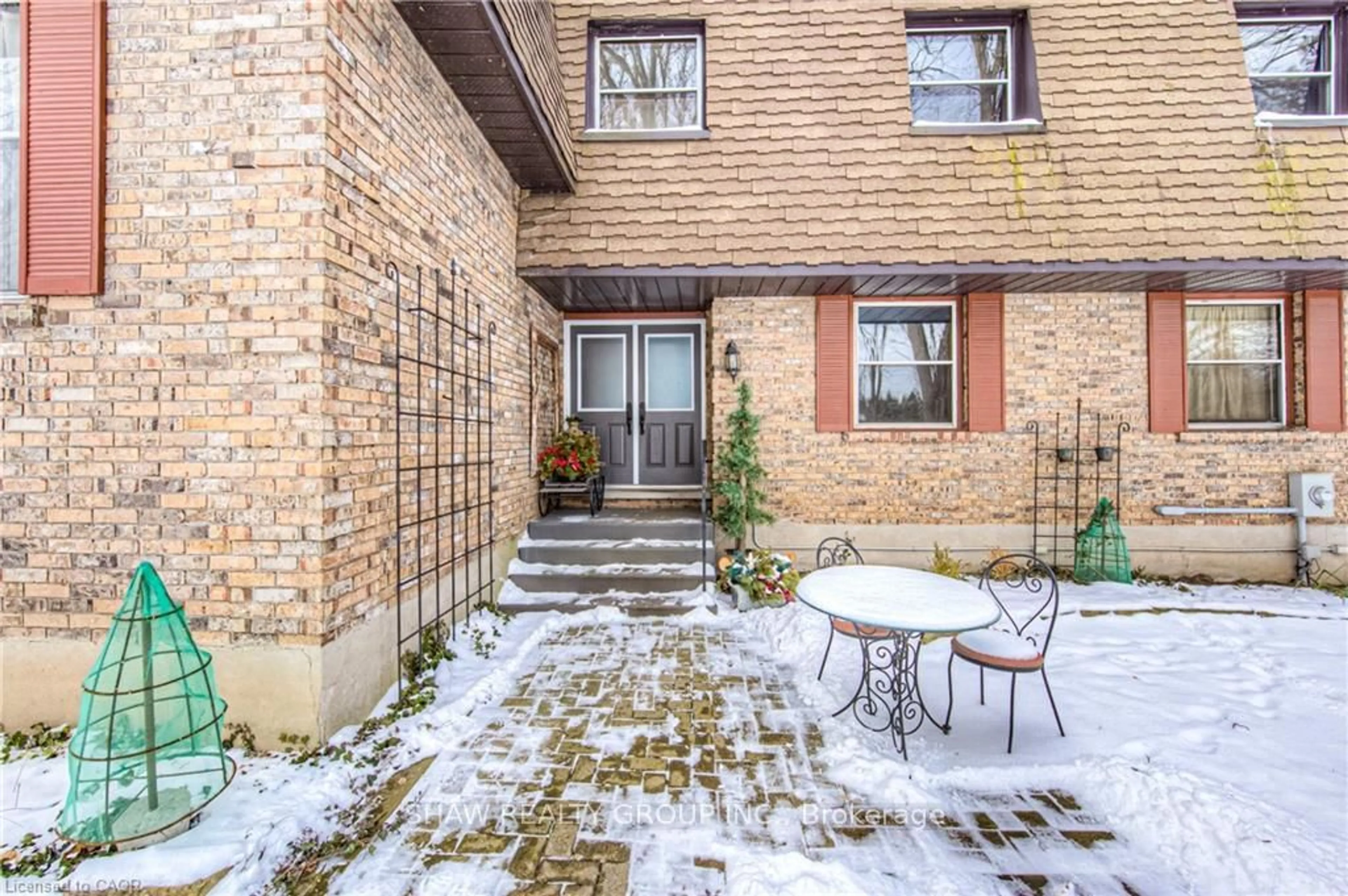 Patio, street for 7 Squire Crt, Waterloo Ontario N2J 4G8