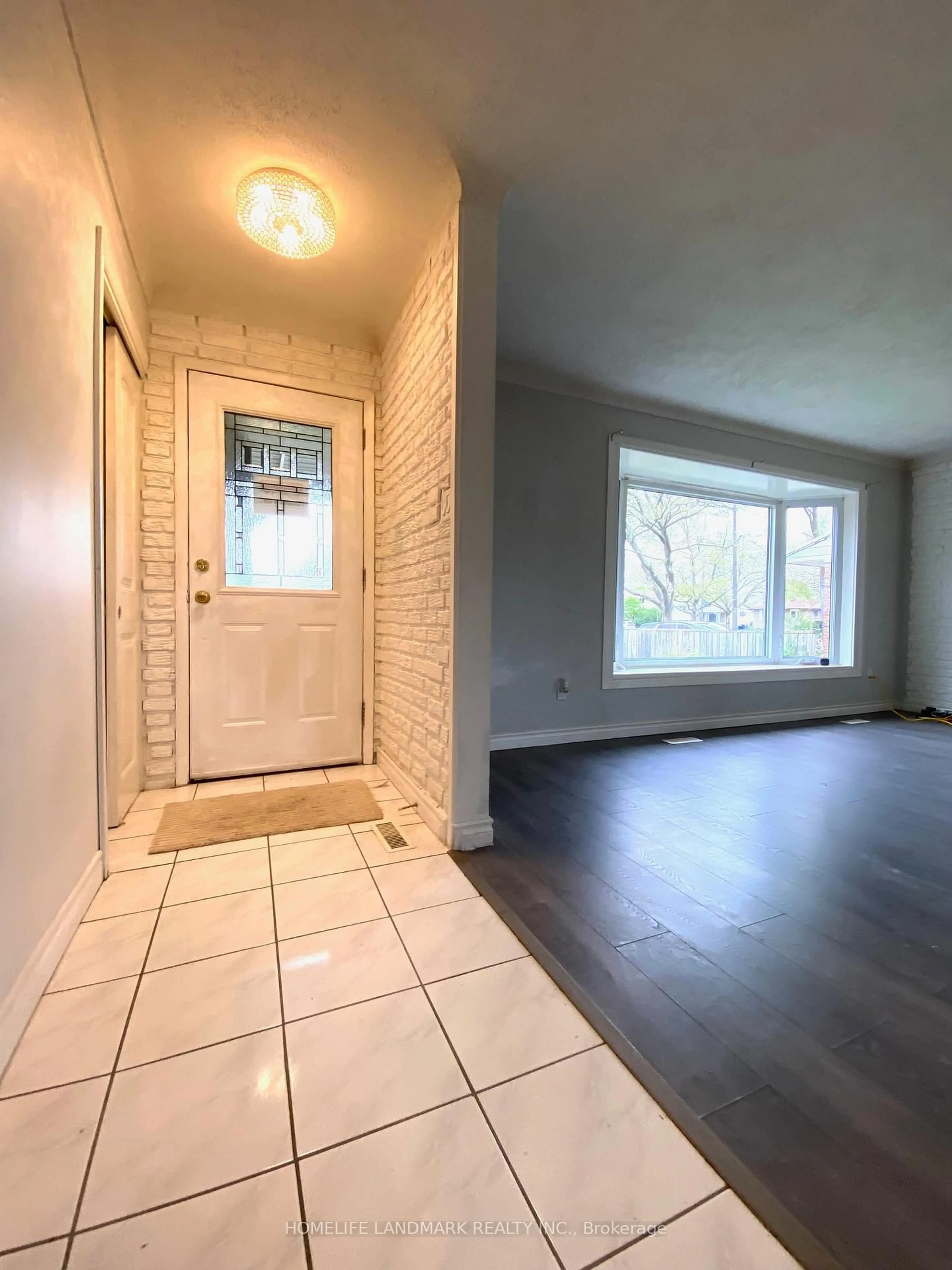 Indoor entryway for 6986 Centennial St, Niagara Falls Ontario L2G 2Z1