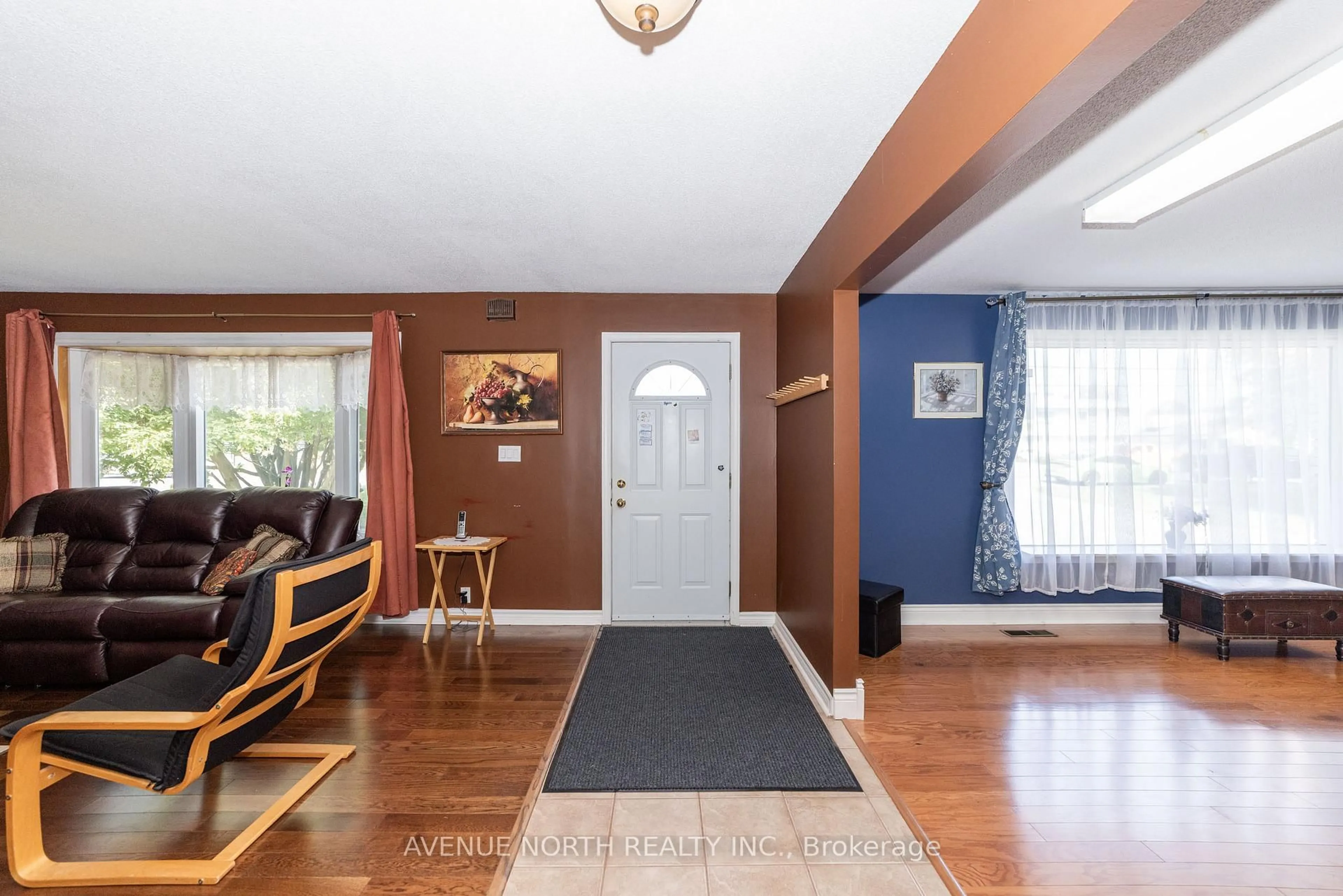 Indoor entryway for 832 Notre Dame St, Russell Ontario K0A 1W1