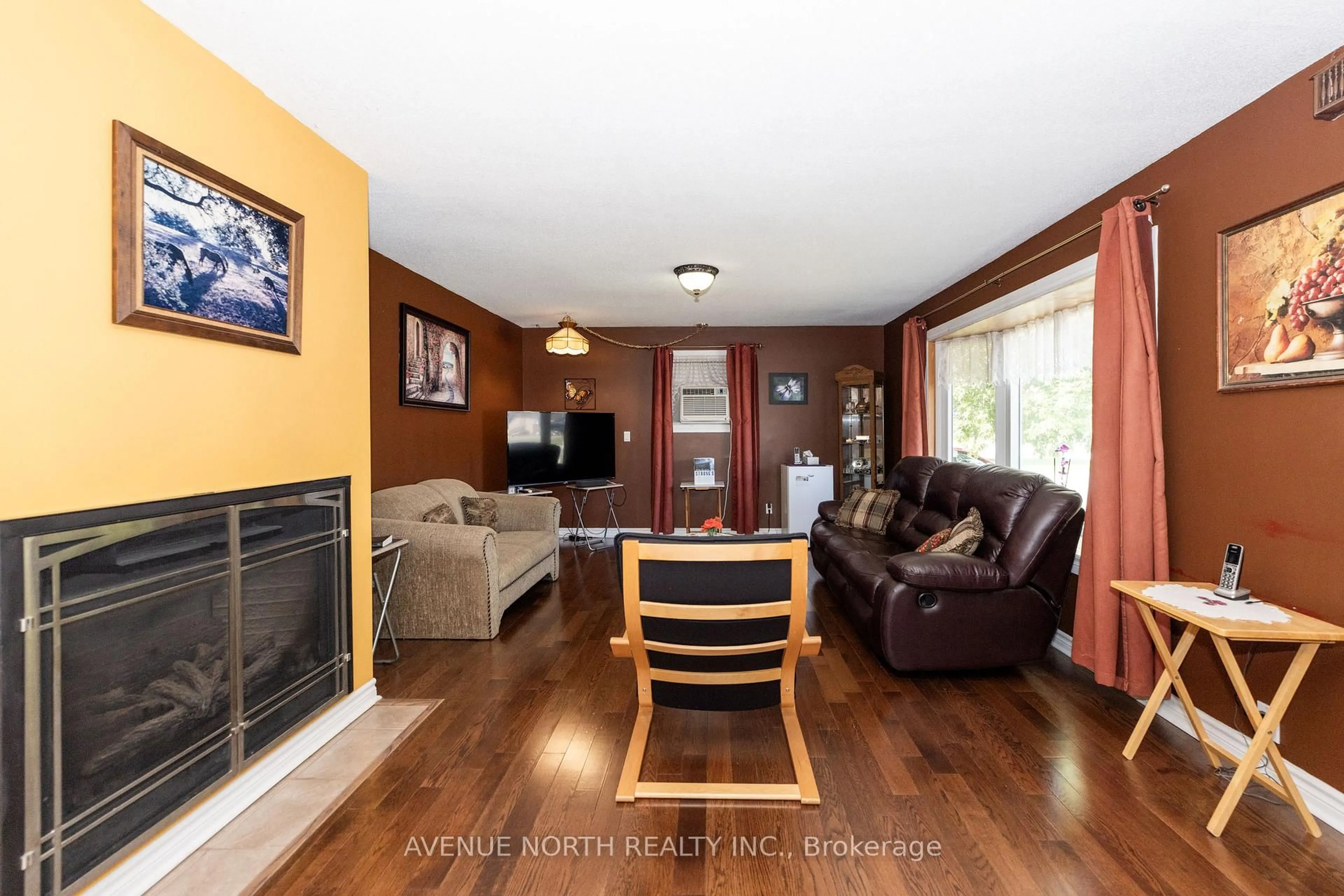Living room with furniture, wood/laminate floor for 832 Notre Dame St, Russell Ontario K0A 1W1