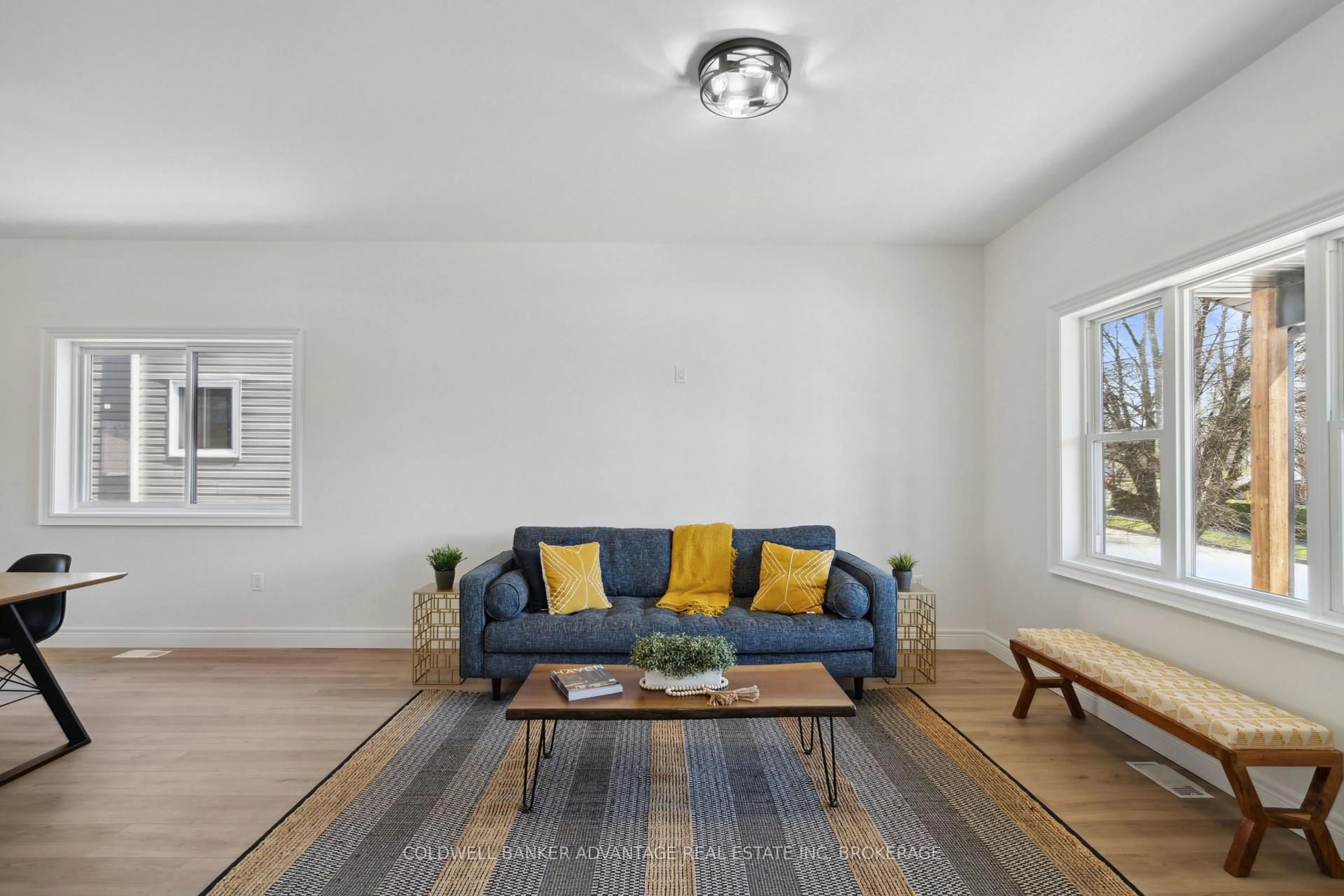 Living room with furniture, unknown for 40 McMaster Ave, Welland Ontario L3B 3S8