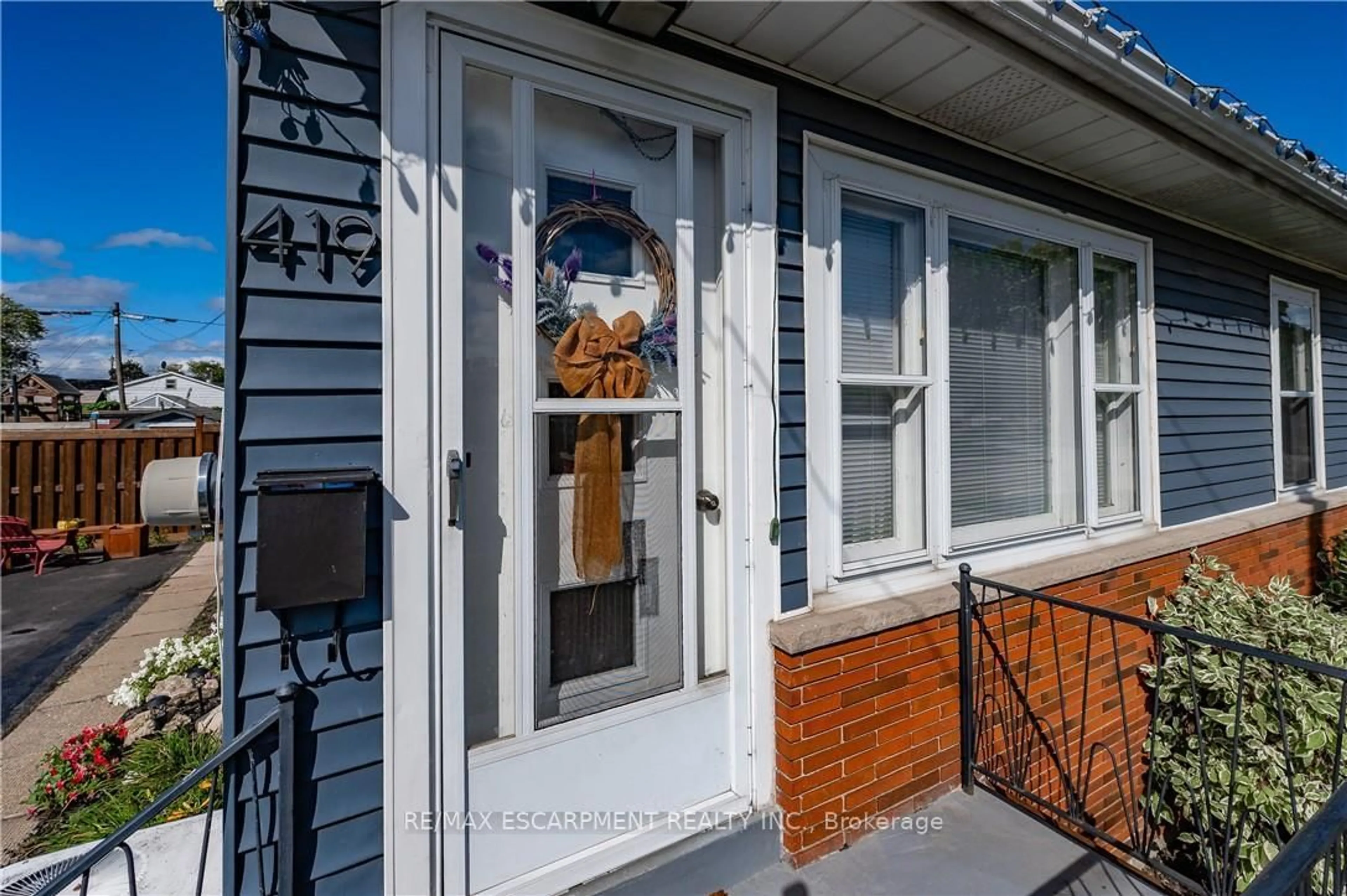 Indoor entryway for 419 Talbot St, Hamilton Ontario L8H 6T6