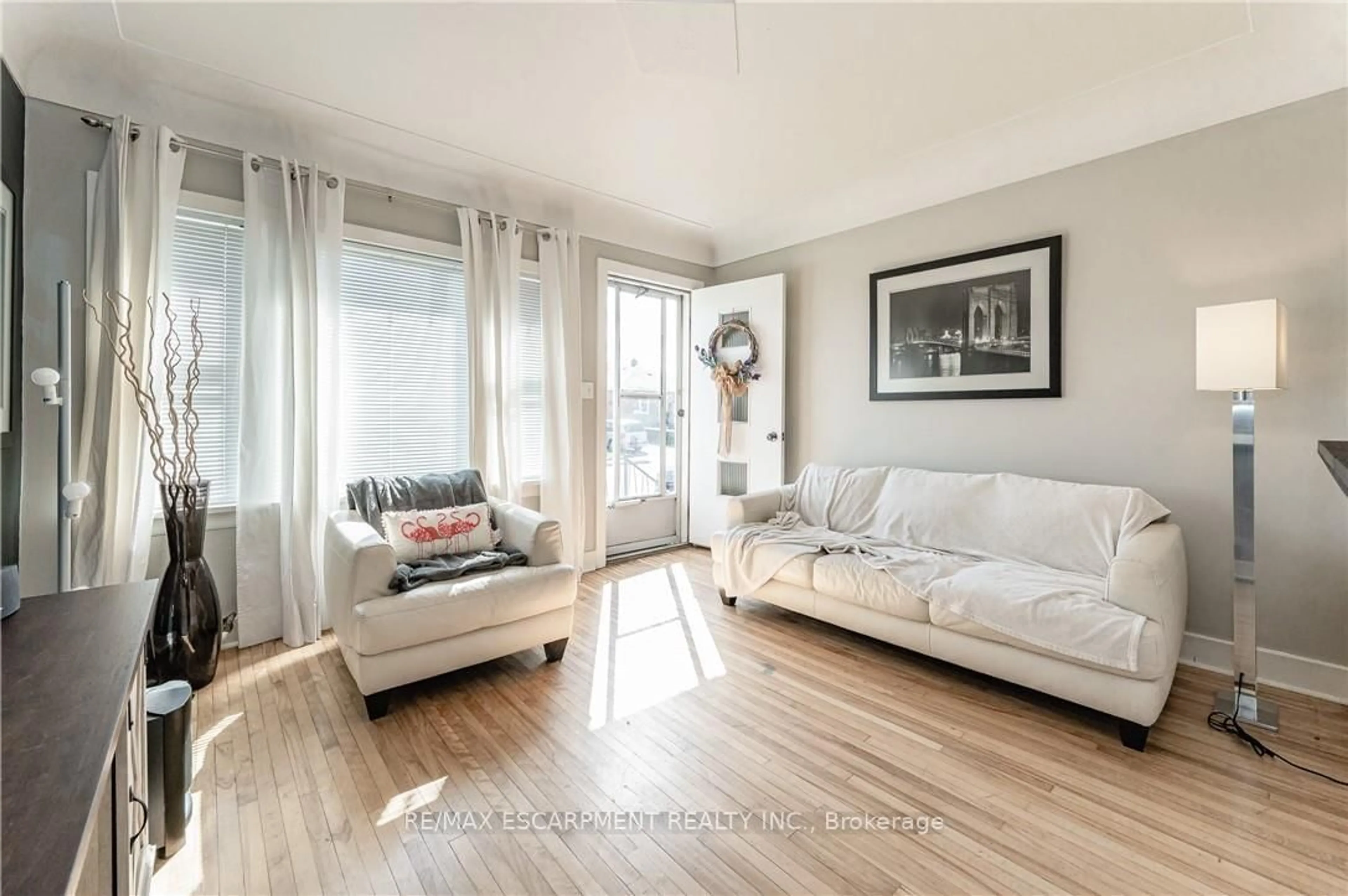 Living room with furniture, wood/laminate floor for 419 Talbot St, Hamilton Ontario L8H 6T6