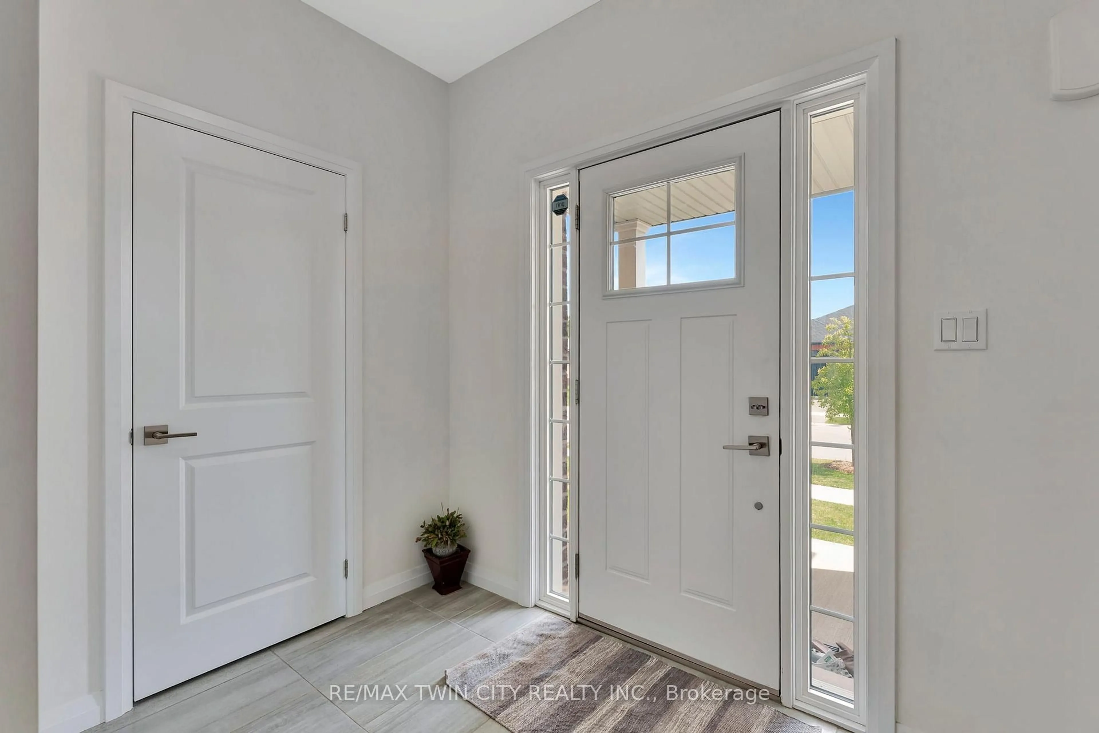 Indoor entryway for 16 Cumberland St, Brantford Ontario N3S 7J6