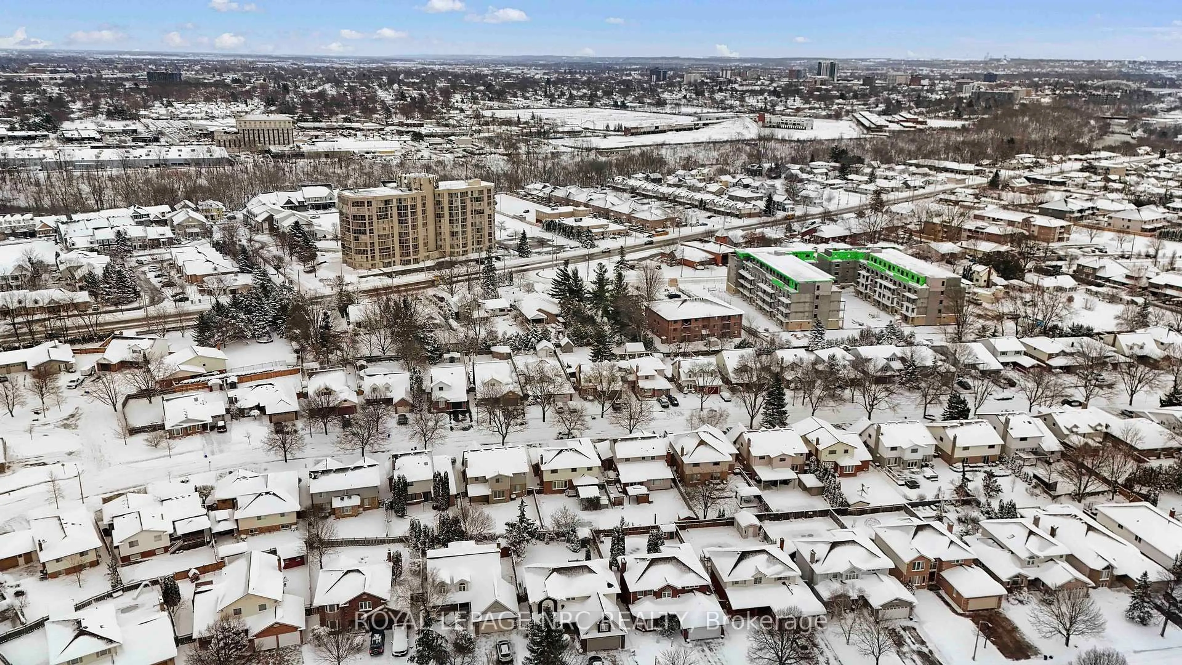 A pic from outside/outdoor area/front of a property/back of a property/a pic from drone, city buildings view from balcony for 41 Huntington Lane, St. Catharines Ontario L2S 3R5