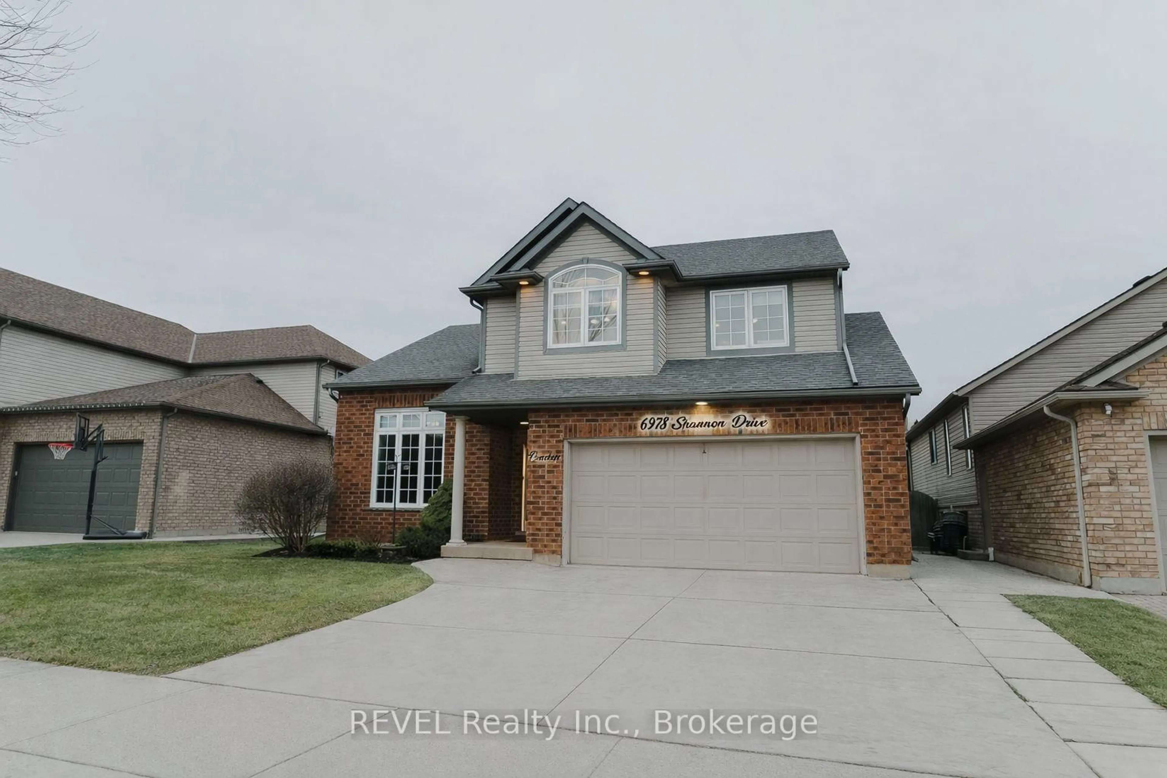 Home with brick exterior material, street for 6978 Shannon Dr, Niagara Falls Ontario L2H 3N7