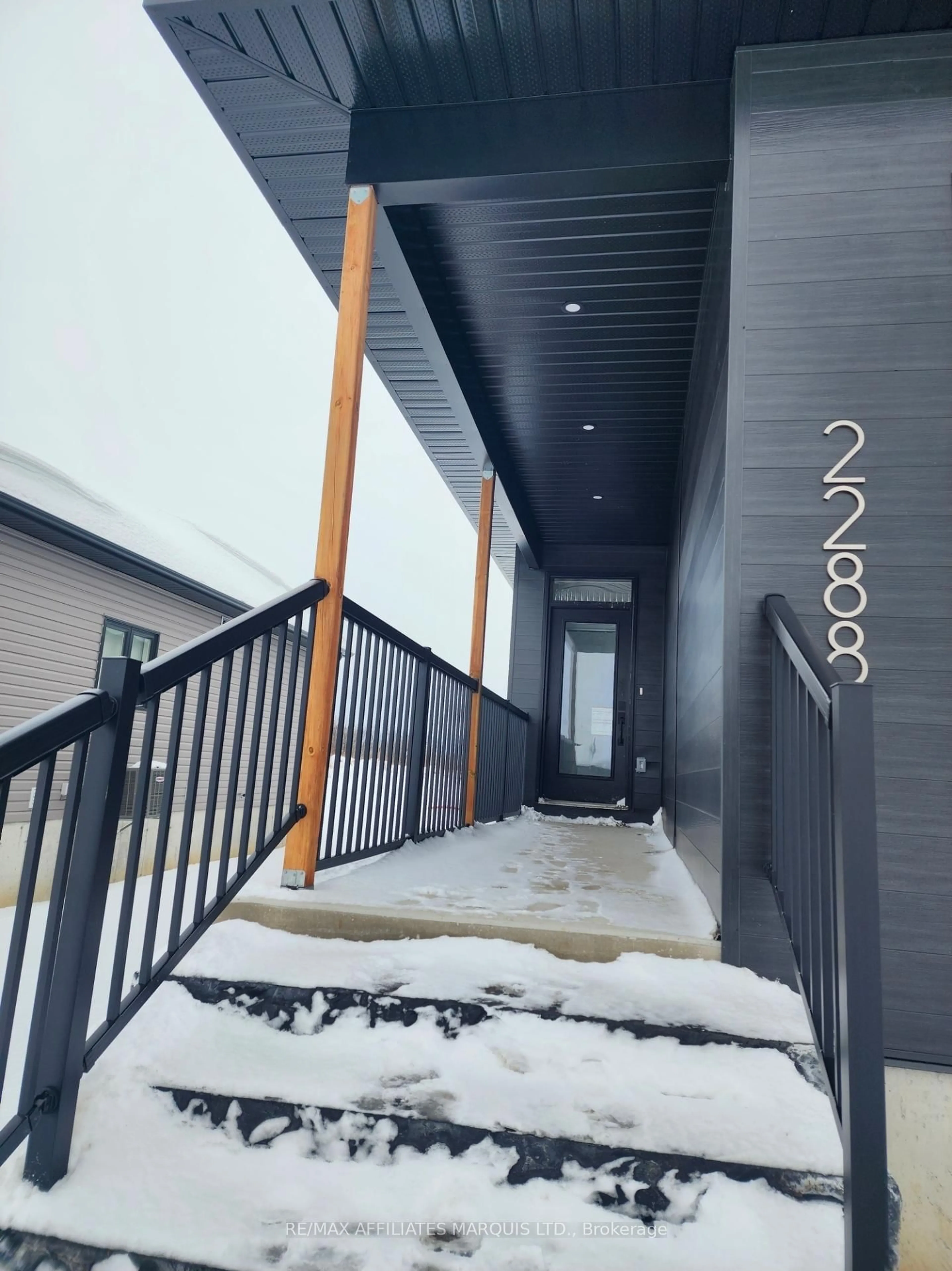 Indoor foyer for 2288 Crewson Cres, Cornwall Ontario K6H 0H5