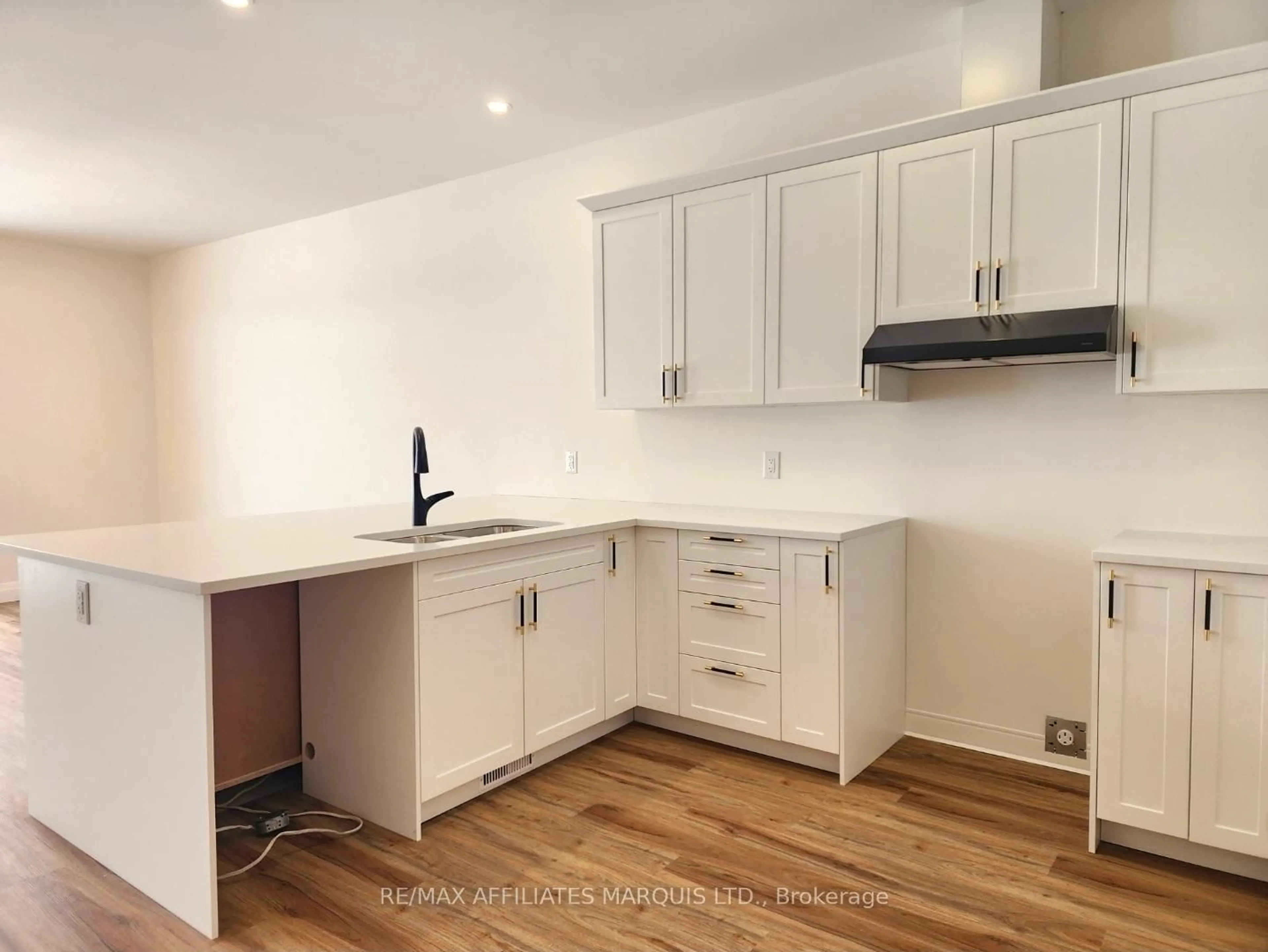 Standard kitchen, wood/laminate floor for 2288 Crewson Cres, Cornwall Ontario K6H 0H5