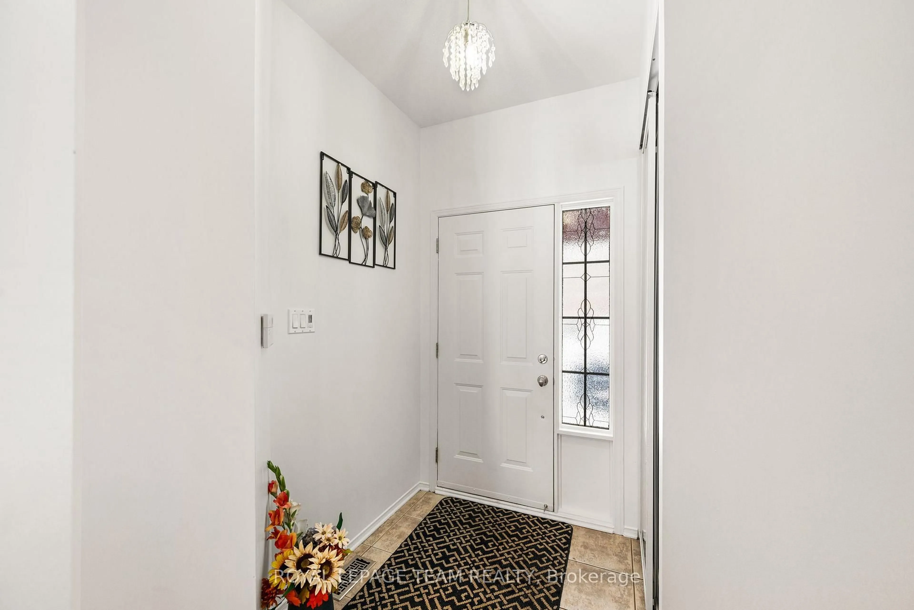 Indoor entryway for 18 Oakham Rdge, Ottawa Ontario K2K 3B3