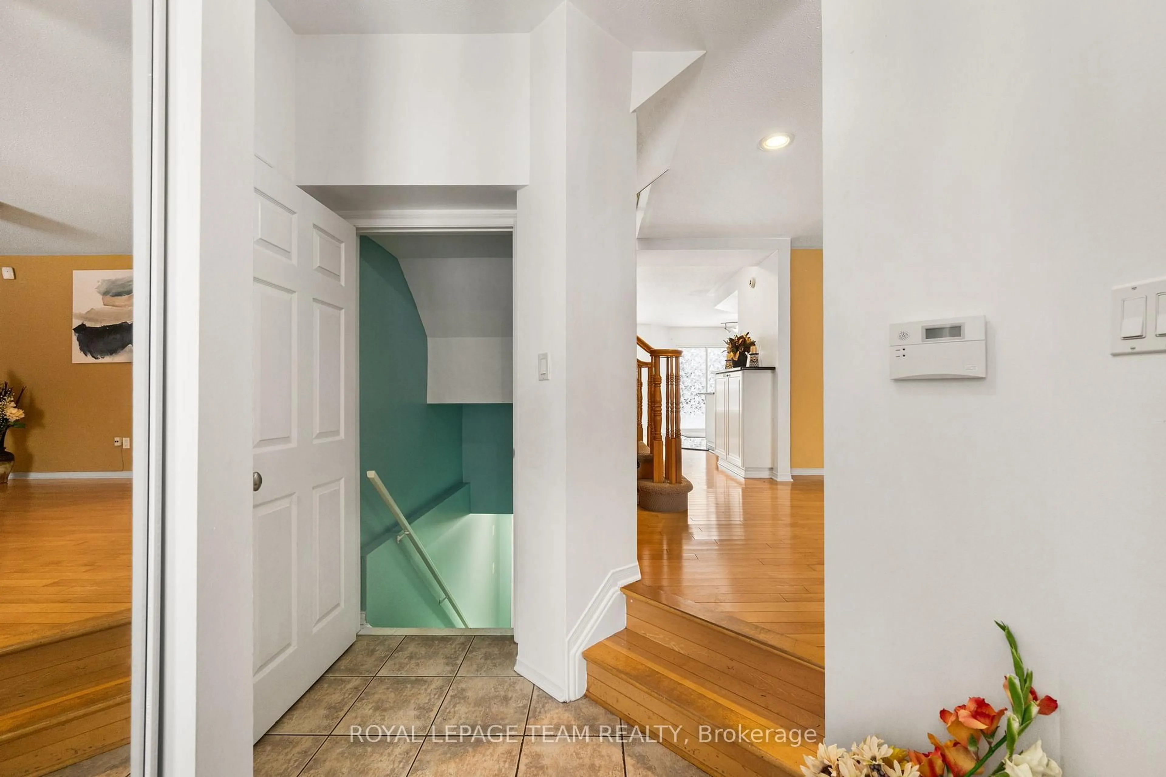 Indoor entryway for 18 Oakham Rdge, Ottawa Ontario K2K 3B3