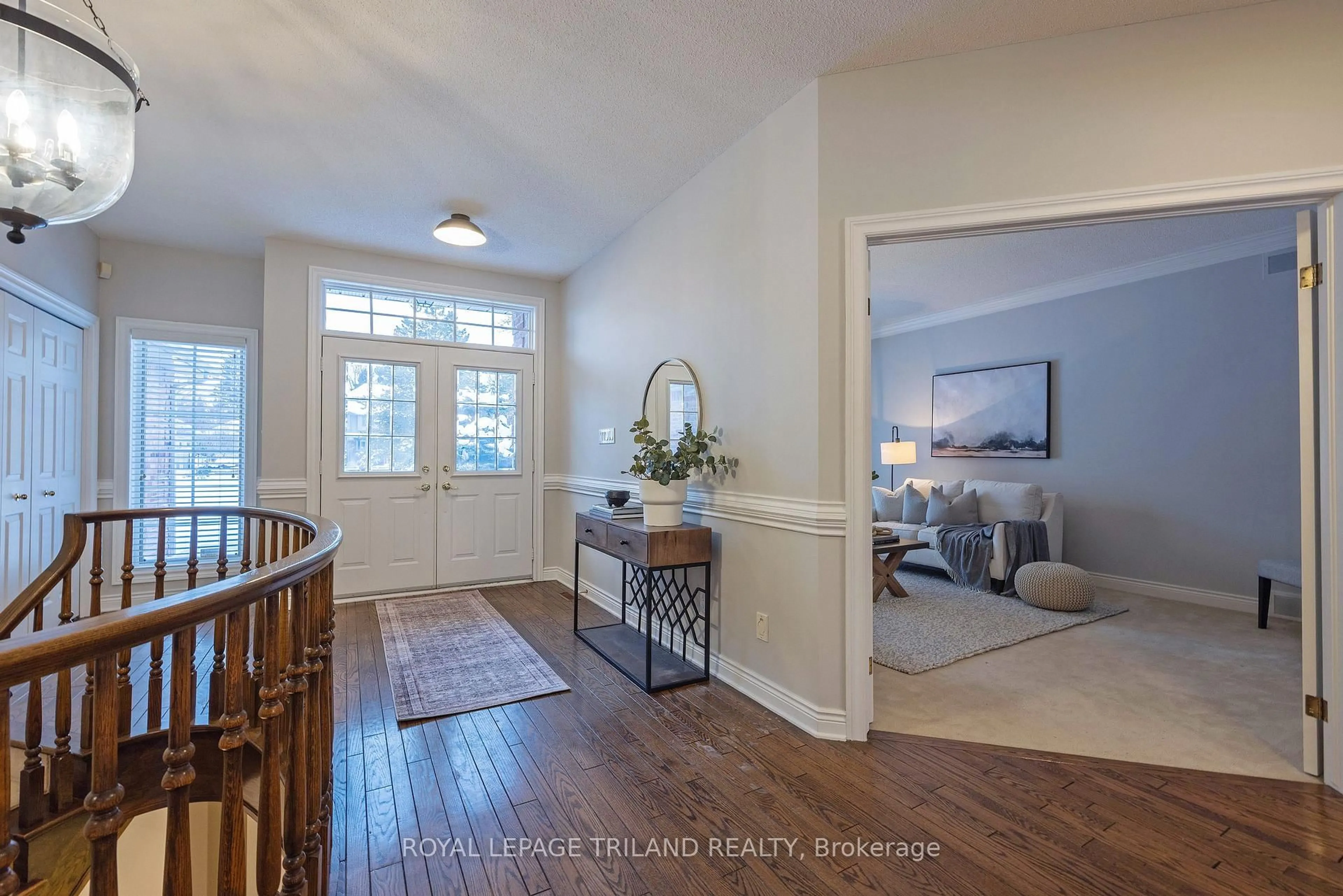 Indoor entryway for 31 Woods Edge Clse, London South Ontario N6K 4K8