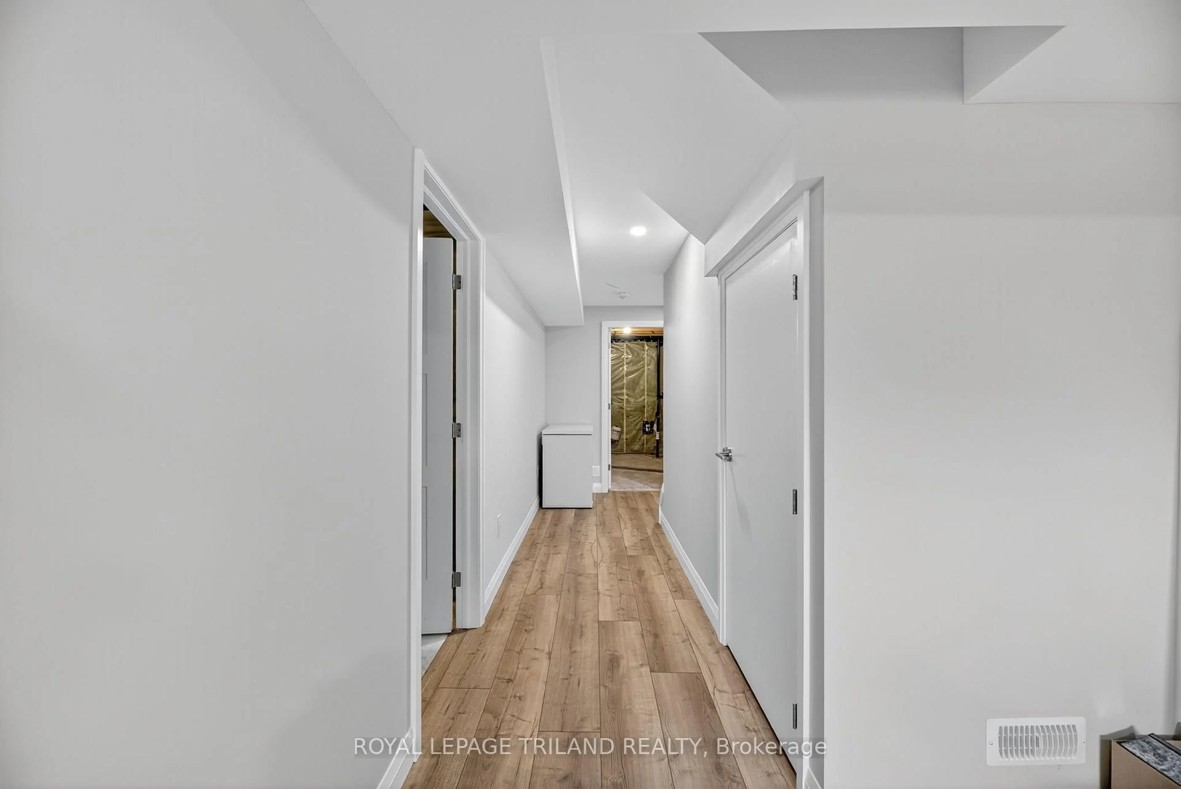 Indoor foyer for 17 Nicholson St #30, Lucan Biddulph Ontario N0M 2J0