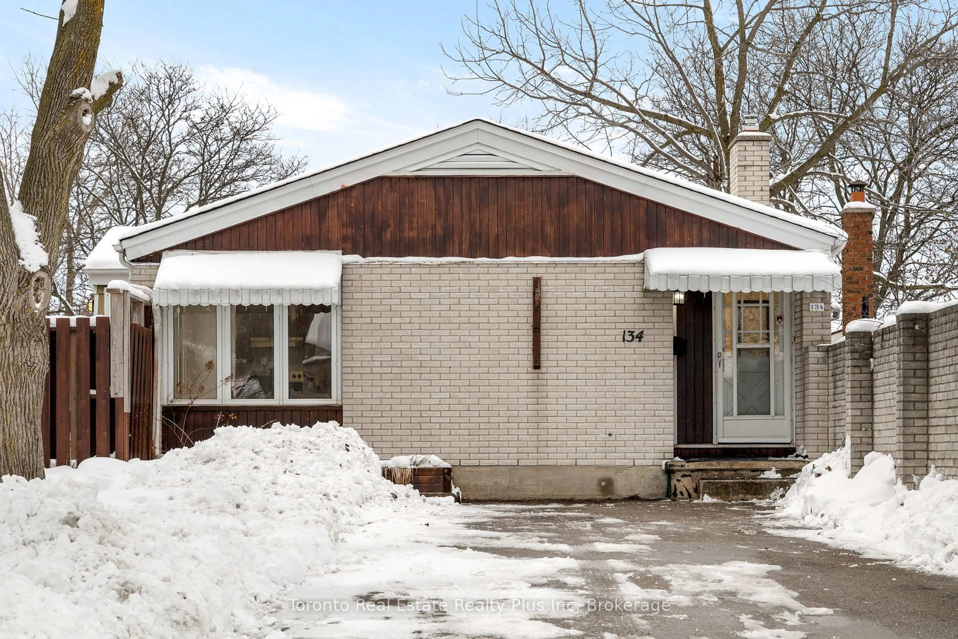 Home with brick exterior material, street for 134 Pepperwood Cres, Kitchener Ontario N2A 2R3