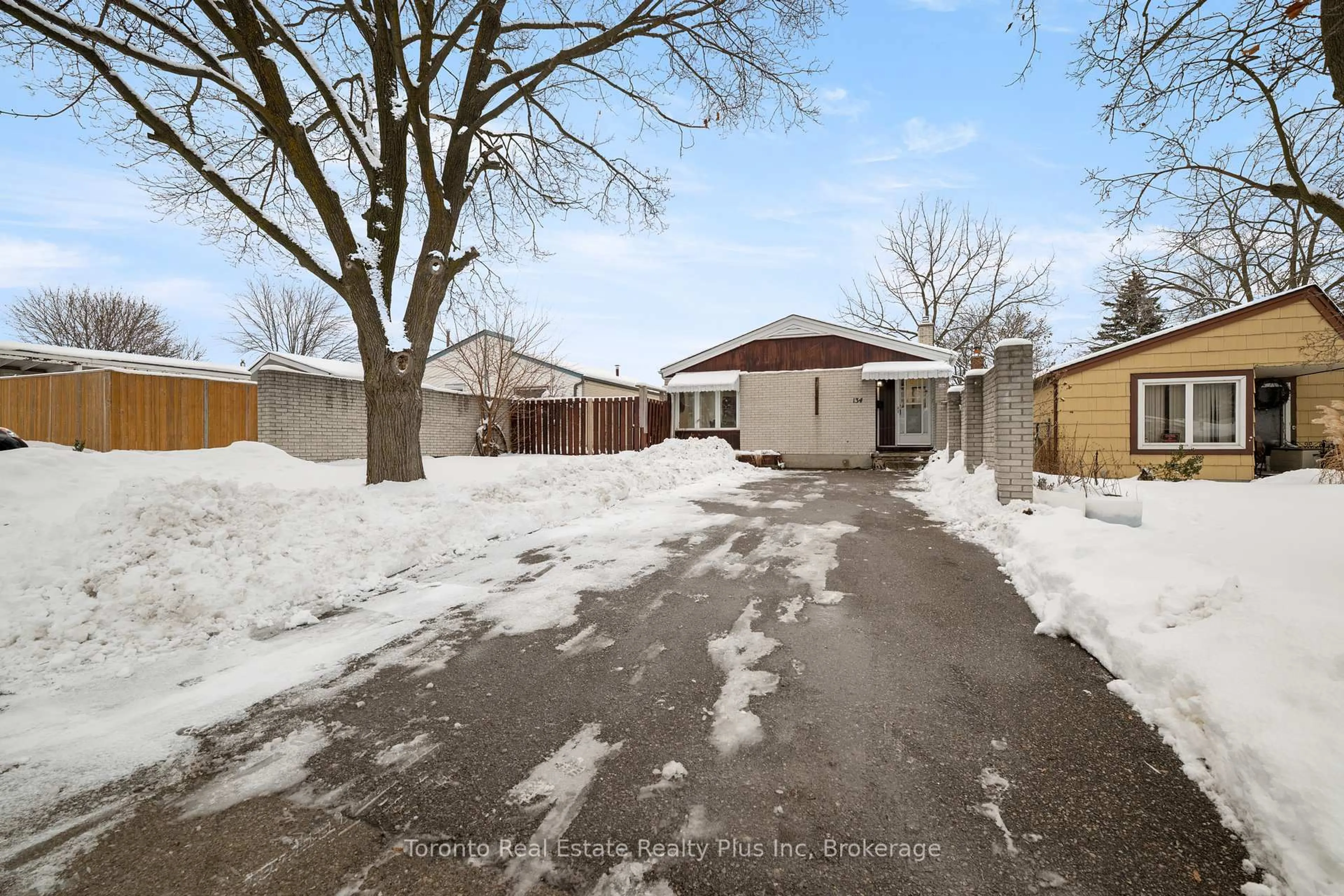 A pic from outside/outdoor area/front of a property/back of a property/a pic from drone, street for 134 Pepperwood Cres, Kitchener Ontario N2A 2R3