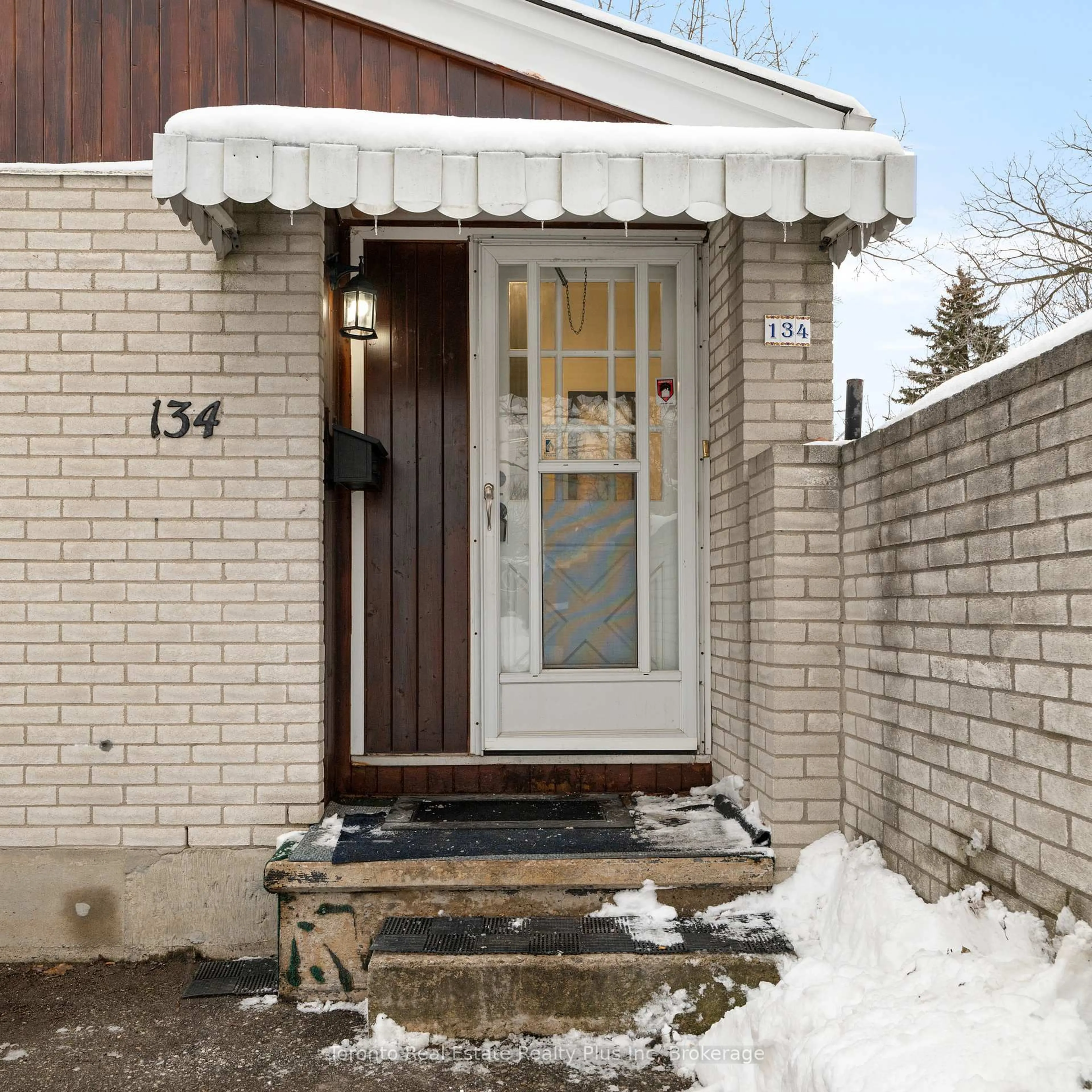 Indoor entryway for 134 Pepperwood Cres, Kitchener Ontario N2A 2R3