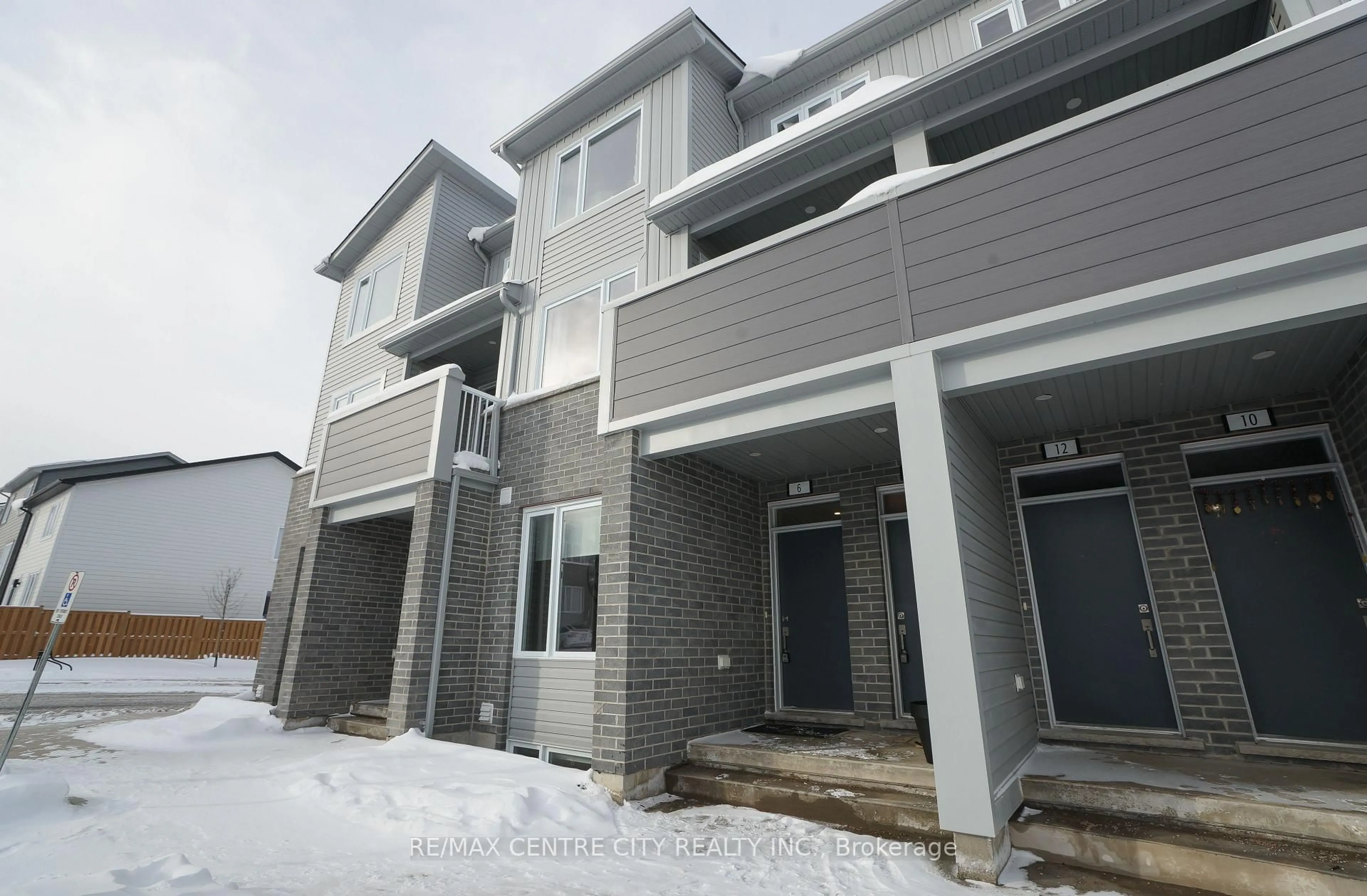 A pic from outside/outdoor area/front of a property/back of a property/a pic from drone, building for 925 Deveron Cres #6, London South Ontario N5Z 5A4