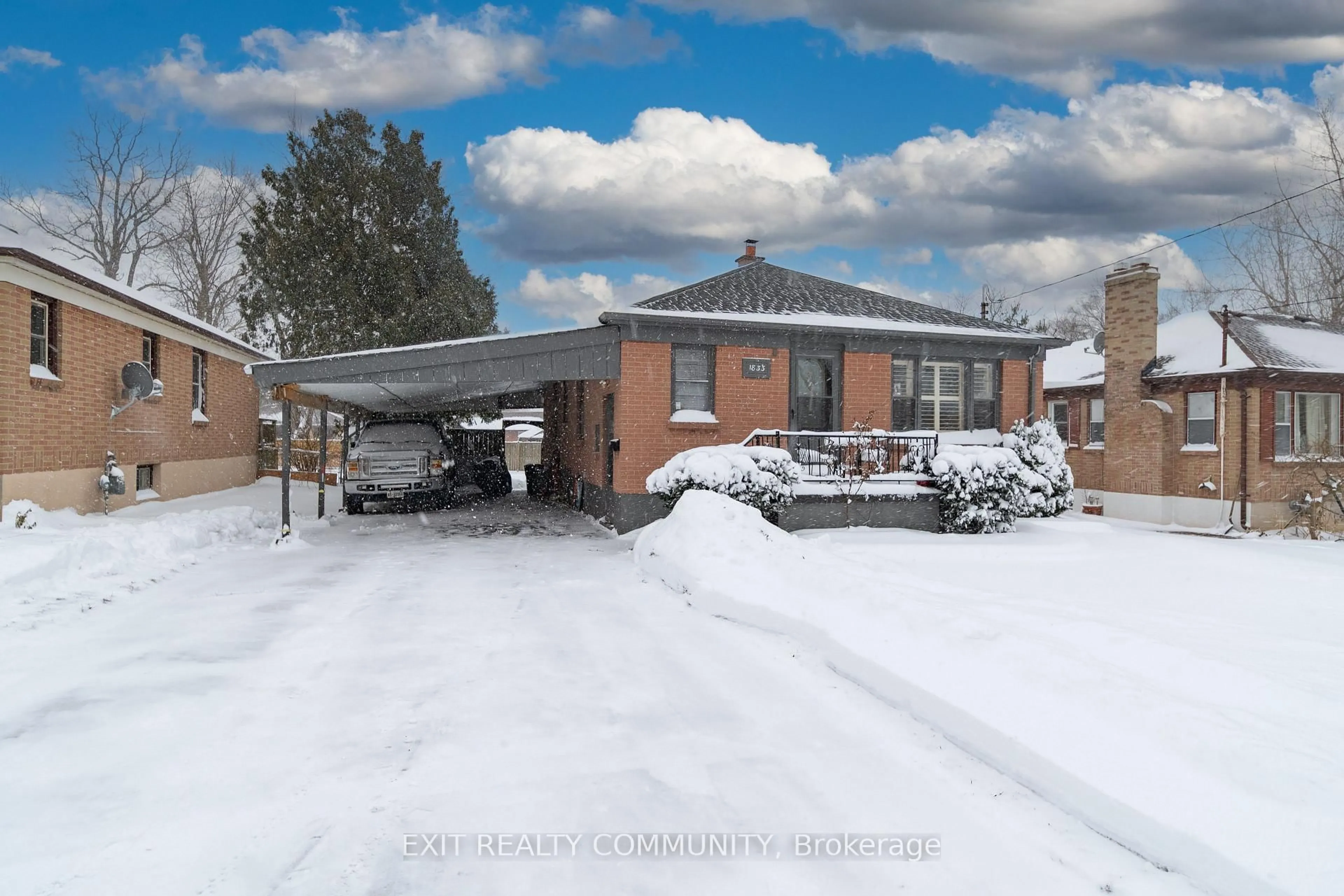 A pic from outside/outdoor area/front of a property/back of a property/a pic from drone, street for 1833 Park Ave, London East Ontario N5W 2J7