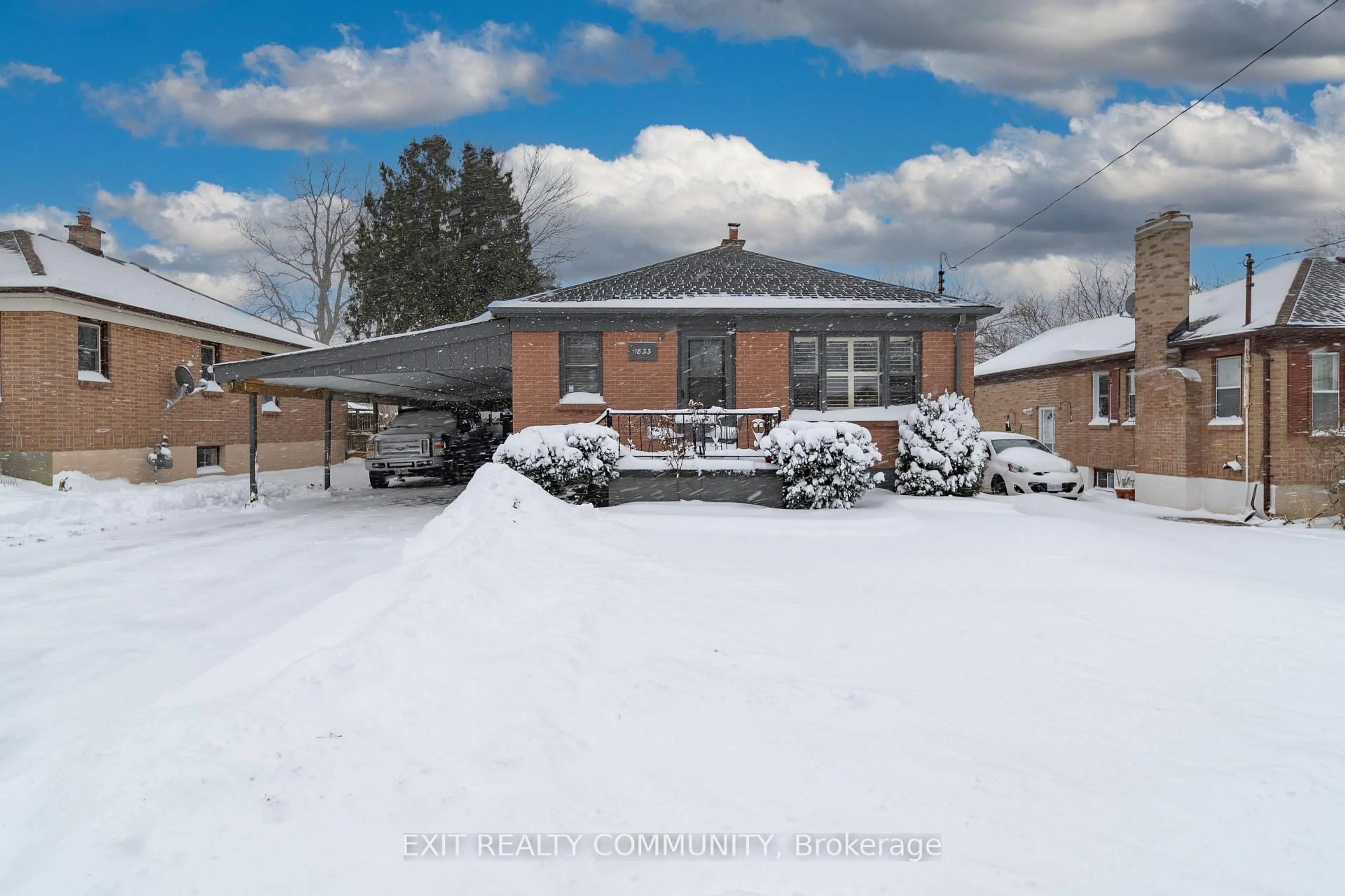 A pic from outside/outdoor area/front of a property/back of a property/a pic from drone, street for 1833 Park Ave, London East Ontario N5W 2J7