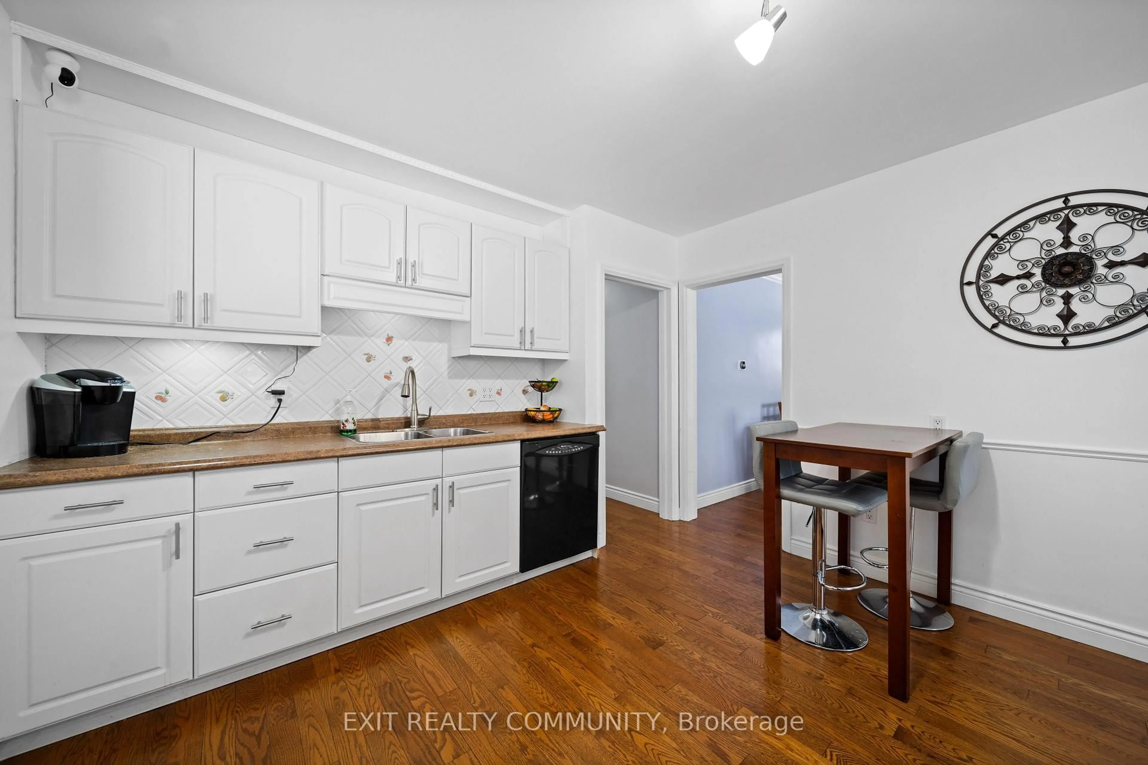Standard kitchen, wood/laminate floor for 1833 Park Ave, London East Ontario N5W 2J7