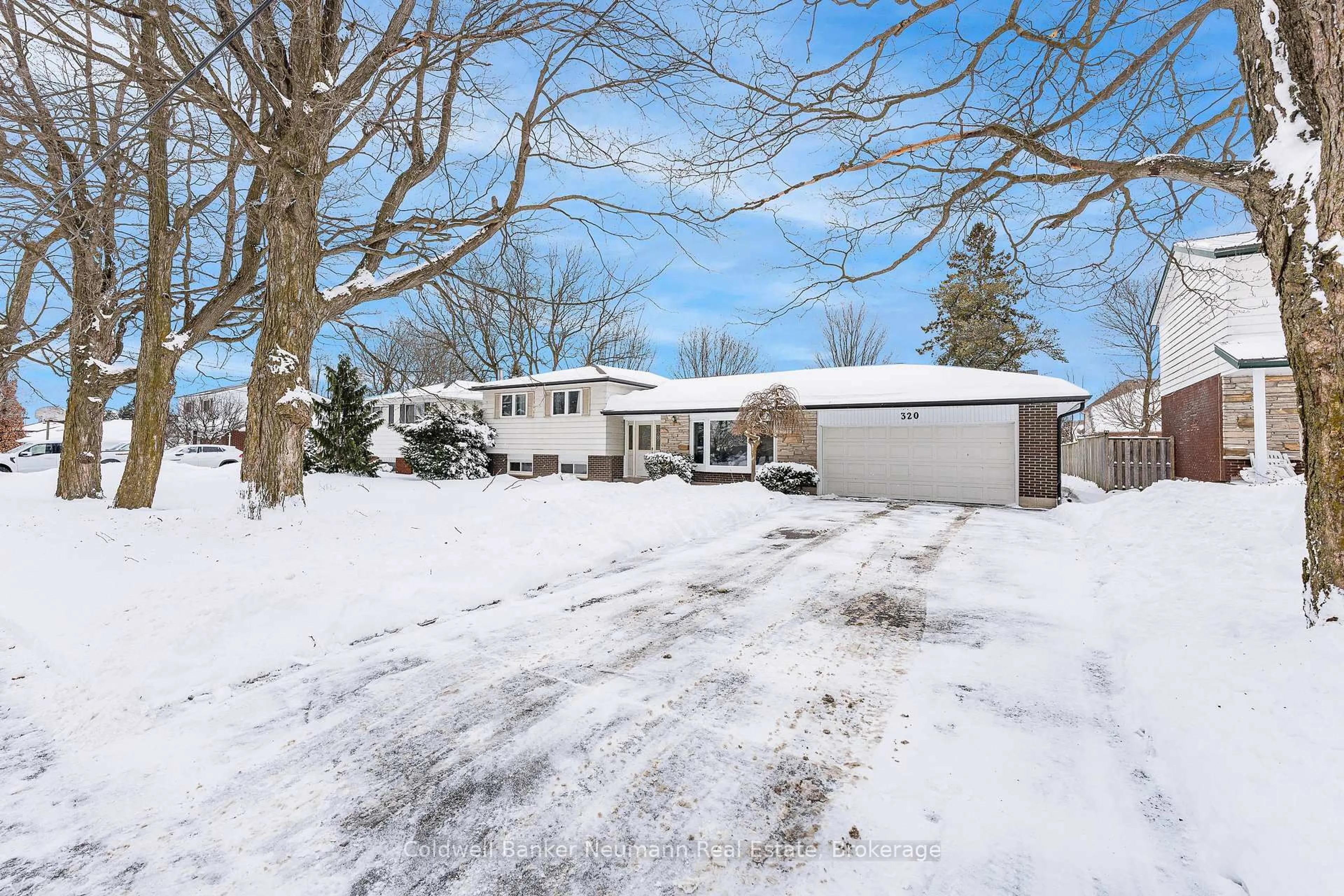 A pic from outside/outdoor area/front of a property/back of a property/a pic from drone, street for 320 Elora St, Centre Wellington Ontario N1M 1Y8
