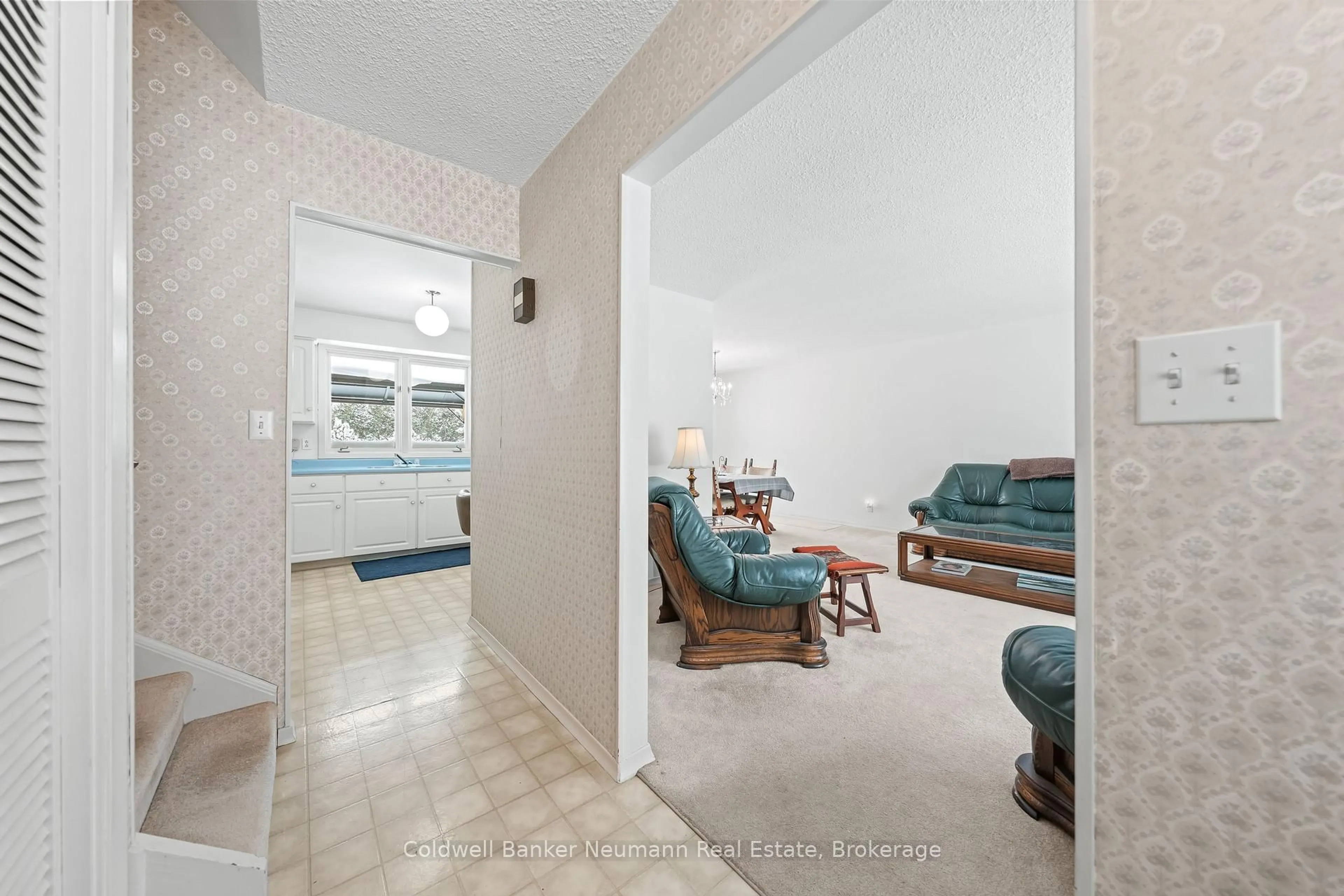 Indoor entryway for 320 Elora St, Centre Wellington Ontario N1M 1Y8