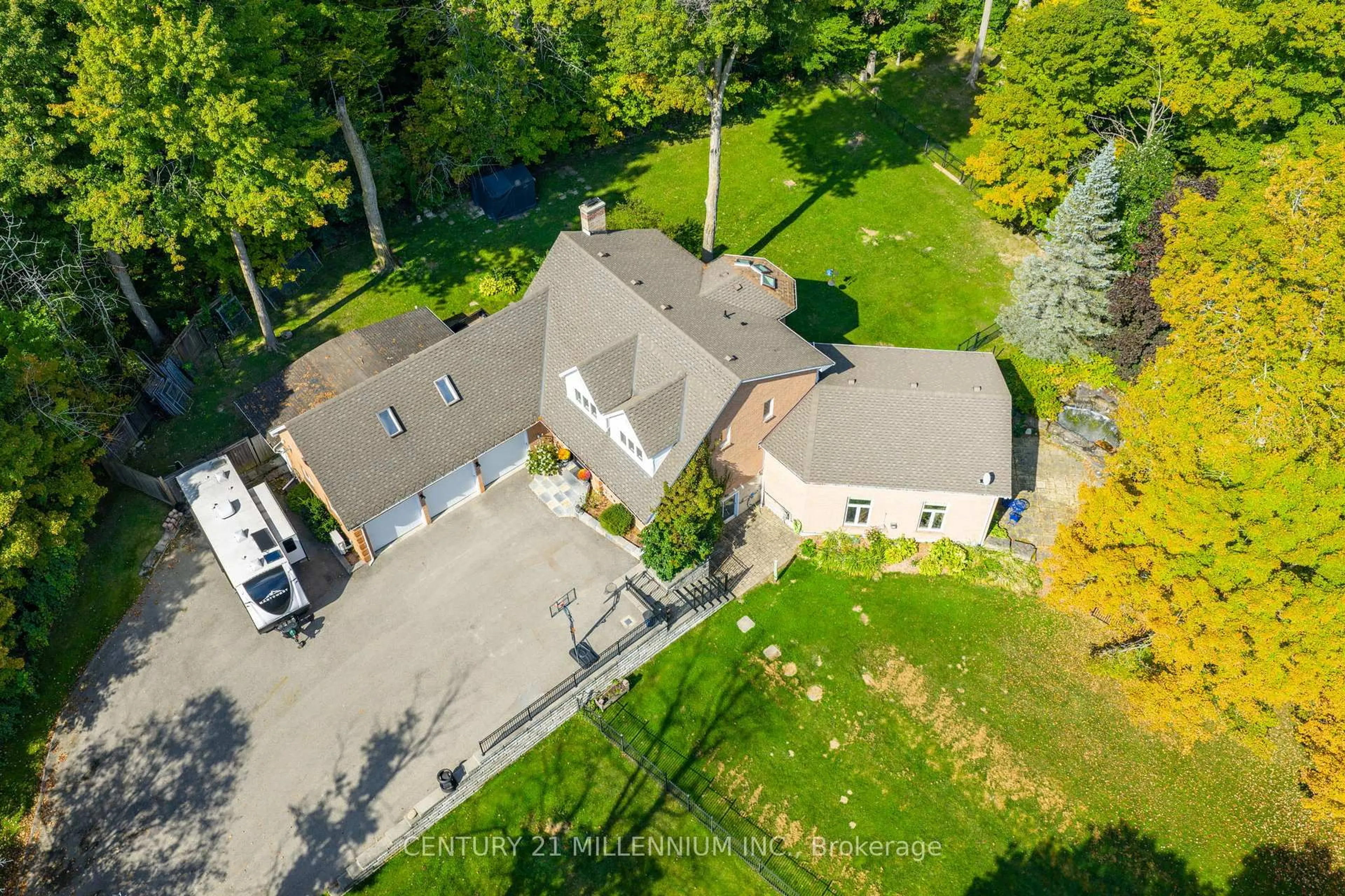 A pic from outside/outdoor area/front of a property/back of a property/a pic from drone, street for 7 Erinwood Dr, Erin Ontario N0B 1T0