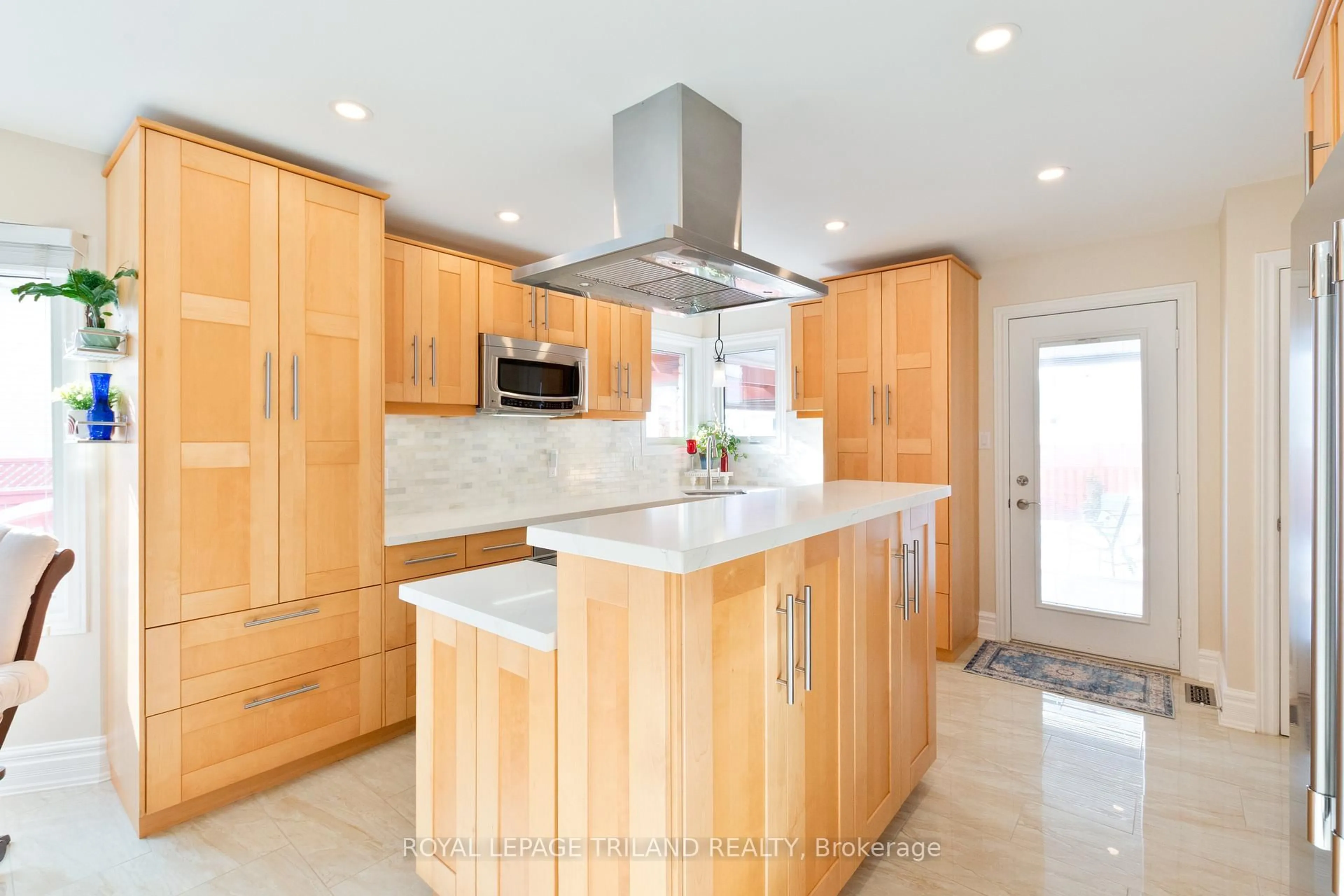 Contemporary kitchen, unknown for 53 Edgewell Cres, Central Elgin Ontario N5P 4K9