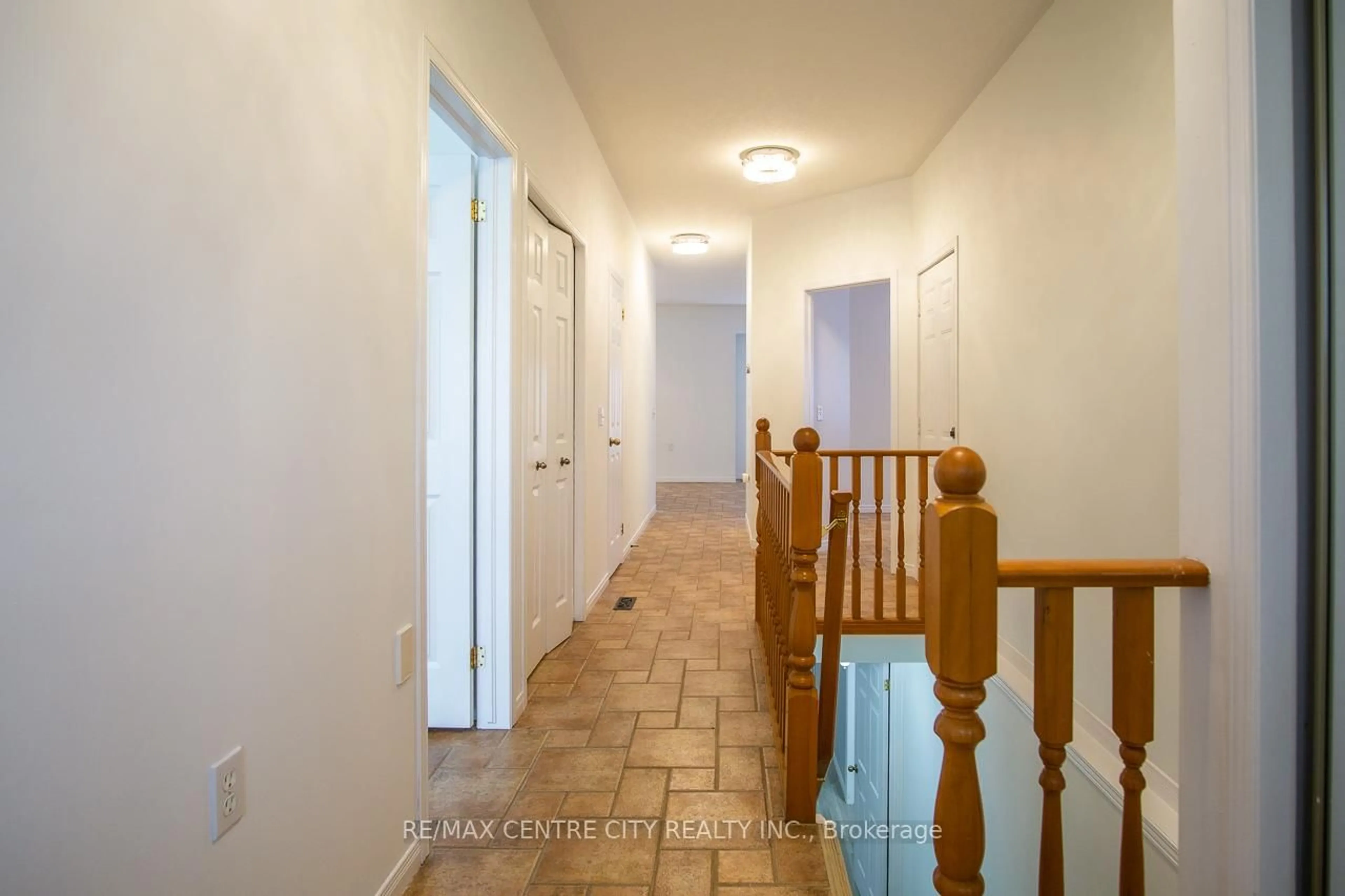 Indoor foyer for 1555 Highbury Ave #25, London East Ontario N5Y 5R2