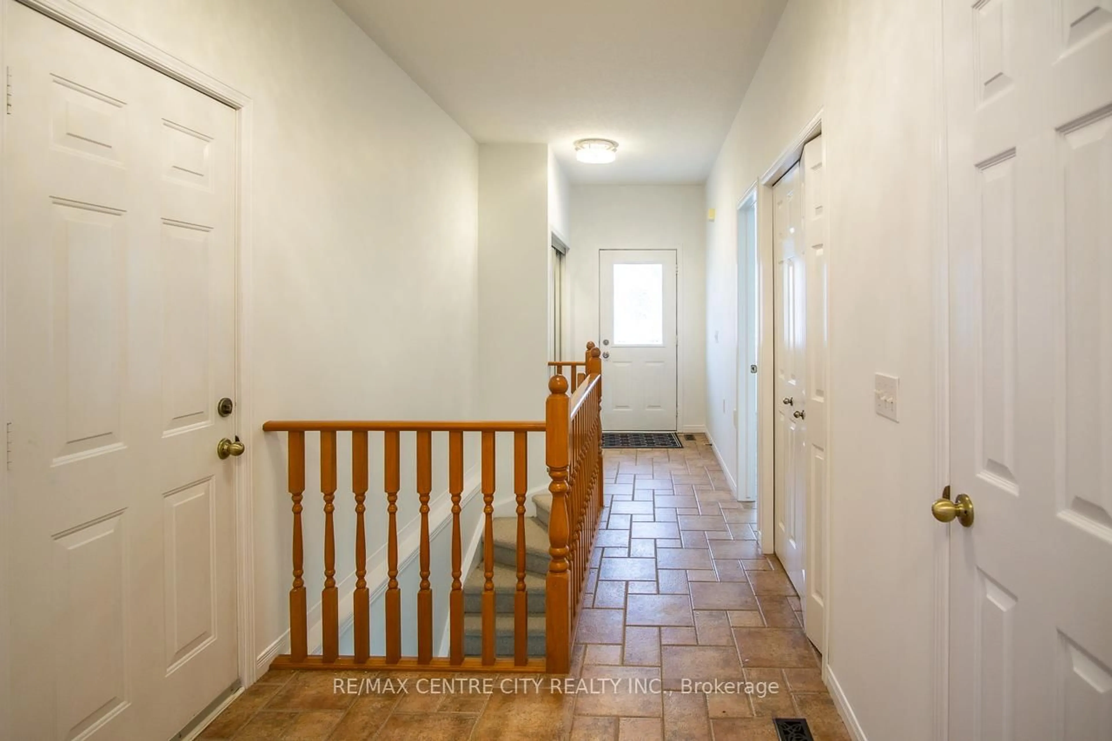 Indoor entryway for 1555 Highbury Ave #25, London East Ontario N5Y 5R2