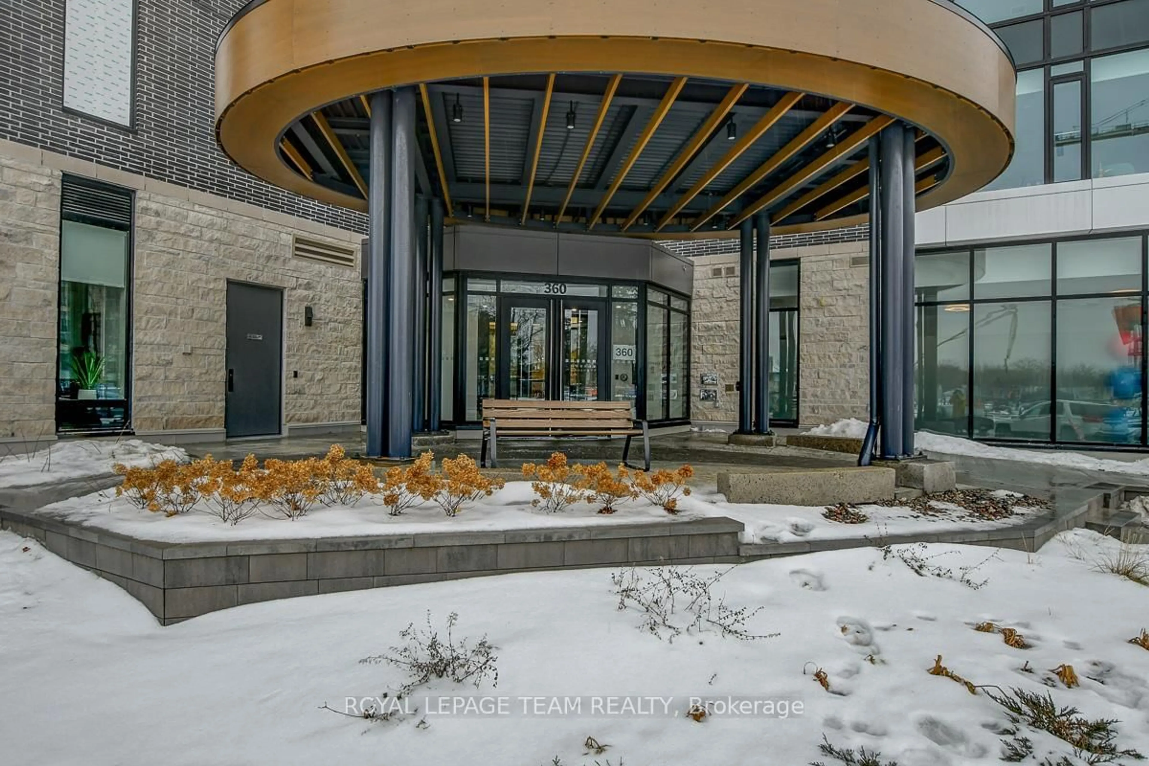 Indoor foyer for 360 Deschatelets Ave #308, Ottawa Ontario K1S 5Y1