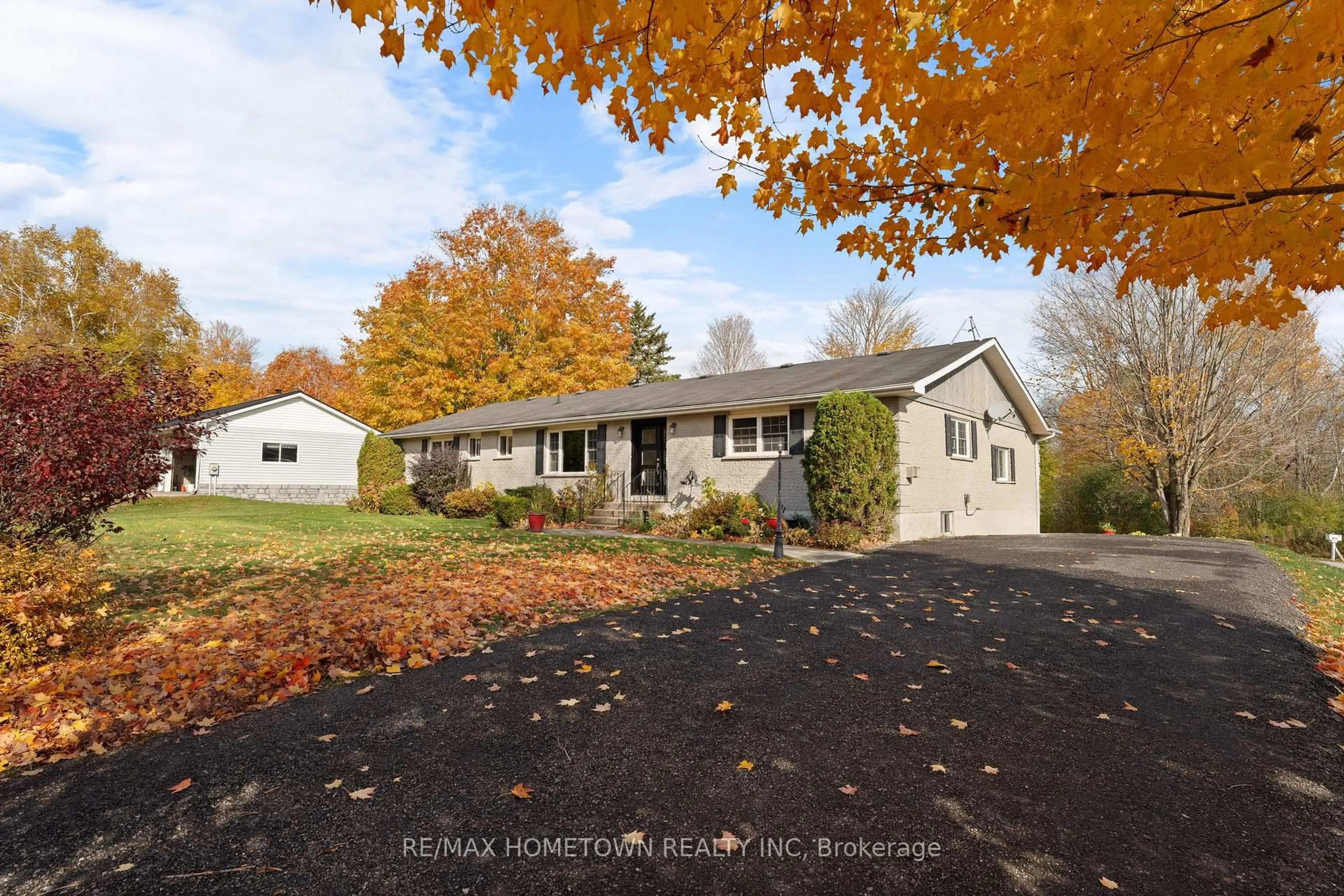 A pic from outside/outdoor area/front of a property/back of a property/a pic from drone, street for 4432 Murray Rd, Brockville Ontario K6V 5T4