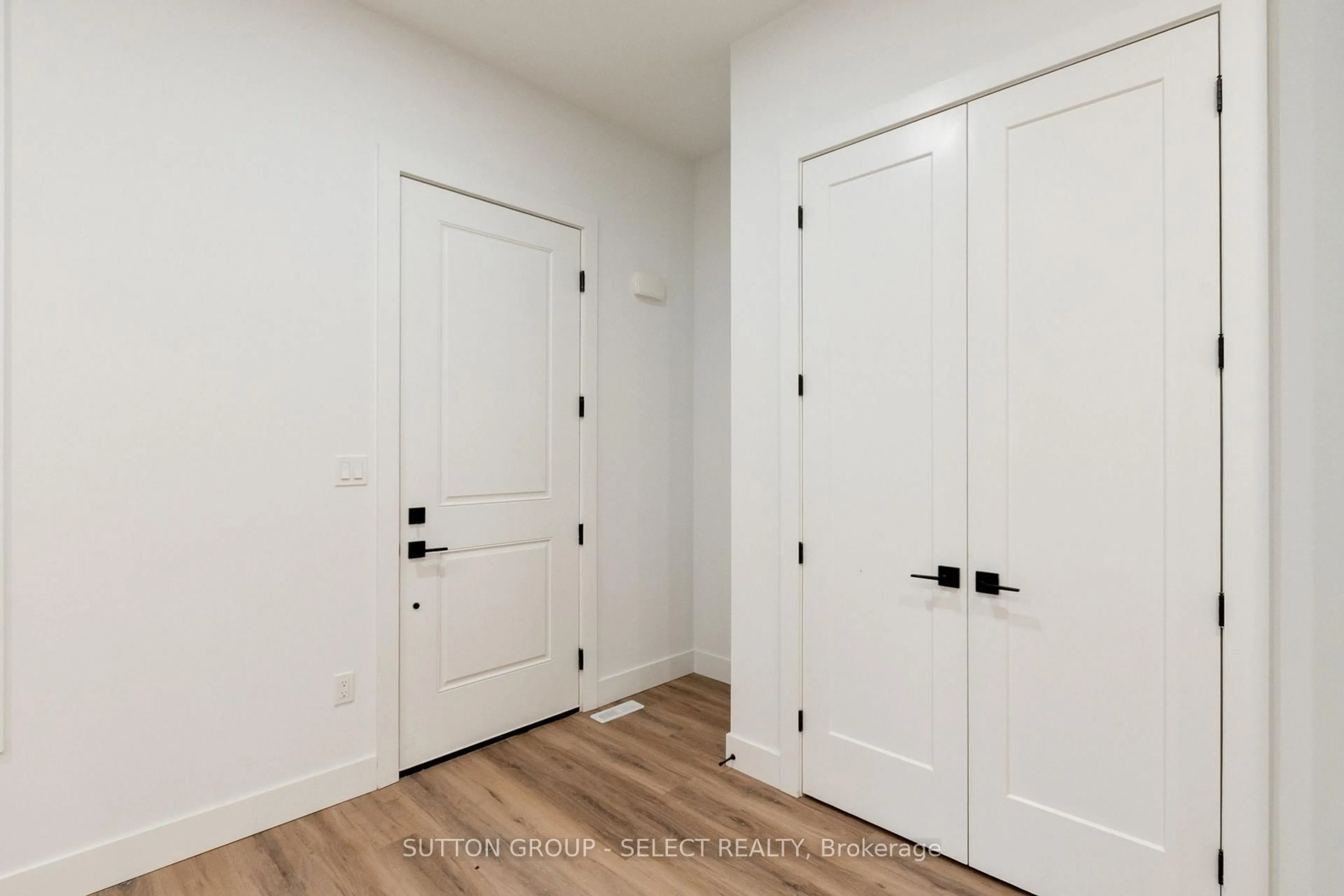 Indoor entryway for 822 MAITLAND St, London East Ontario N5Y 2W5