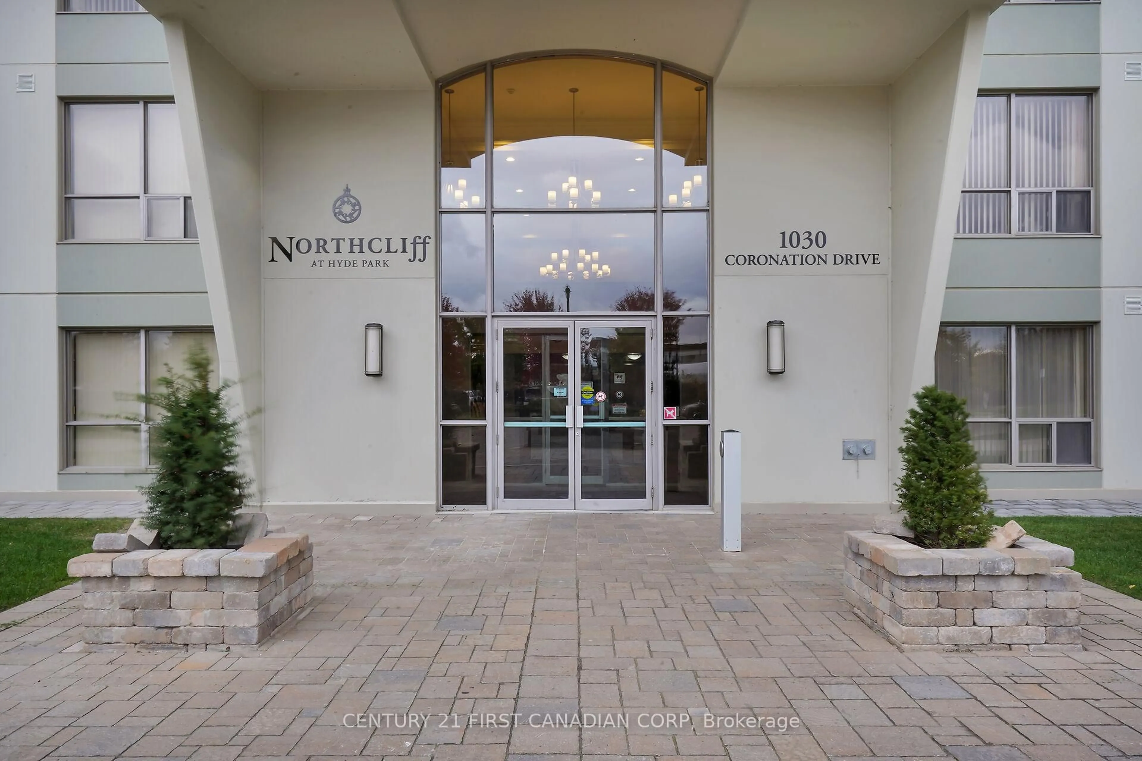 Indoor foyer for 1030 Coronation Dr #707, London North Ontario N6G 0G5