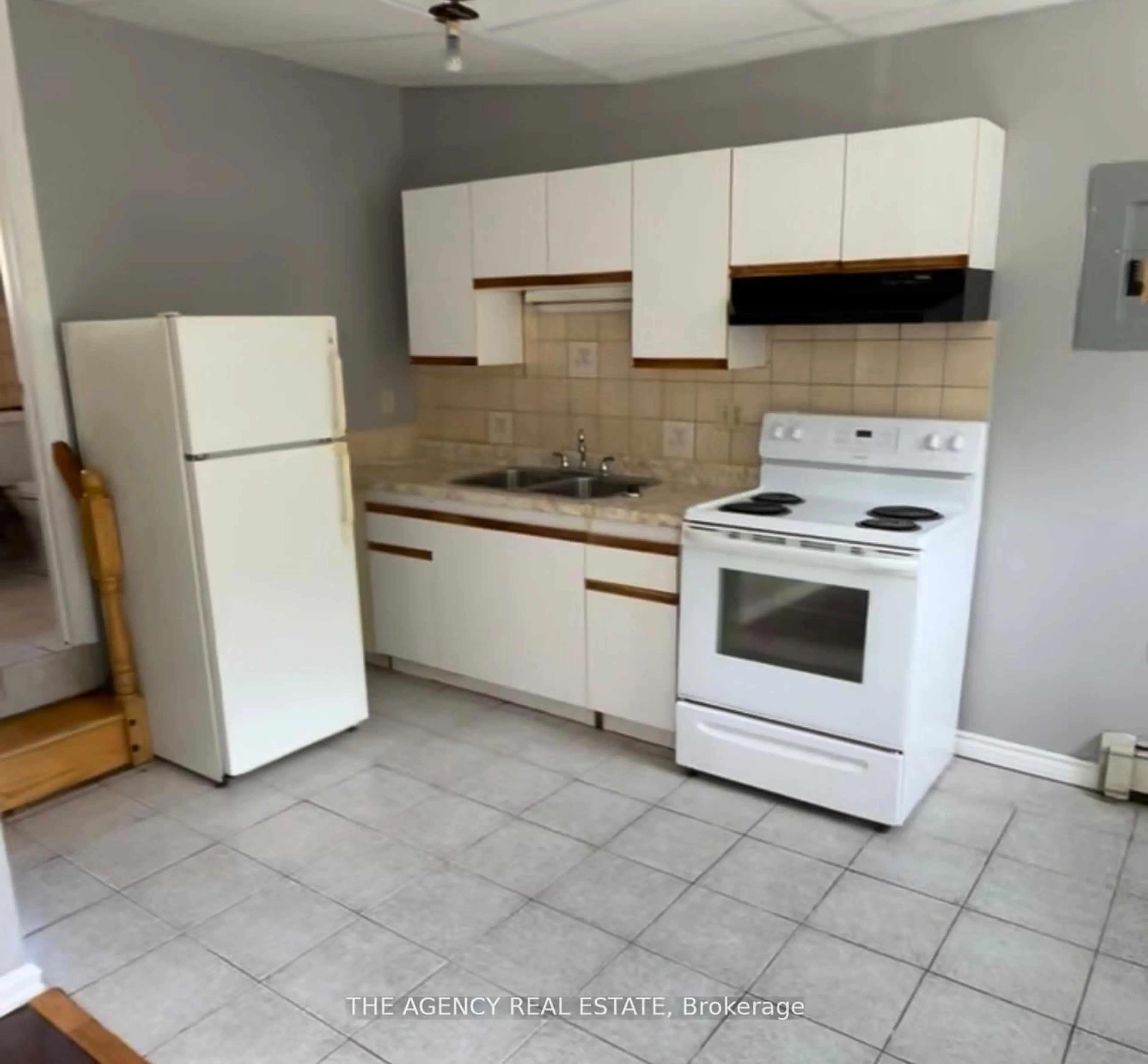 Standard kitchen, unknown for 720 Dundas St, London East Ontario N5W 2Z4