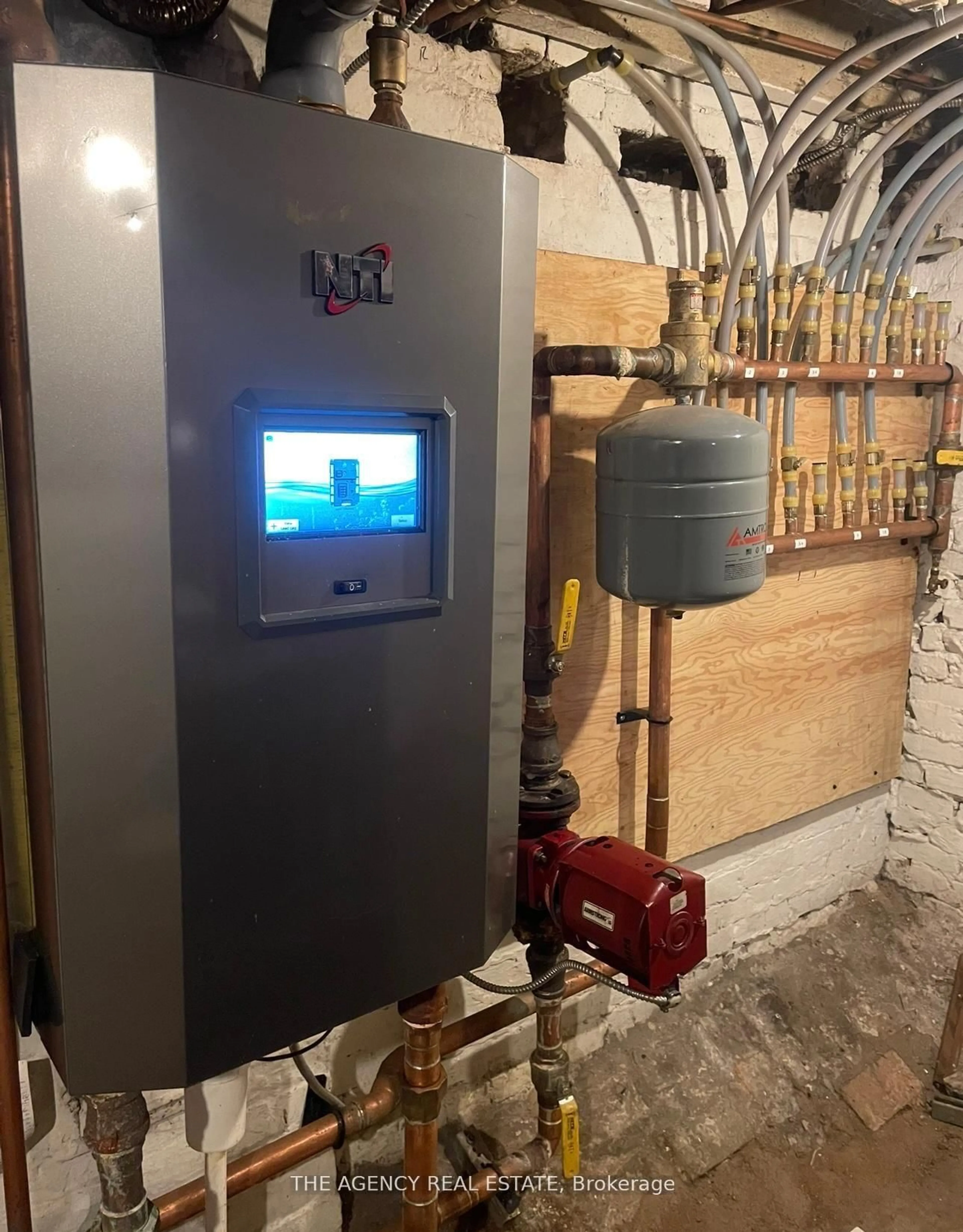 A pic of a room for 720 Dundas St, London East Ontario N5W 2Z4