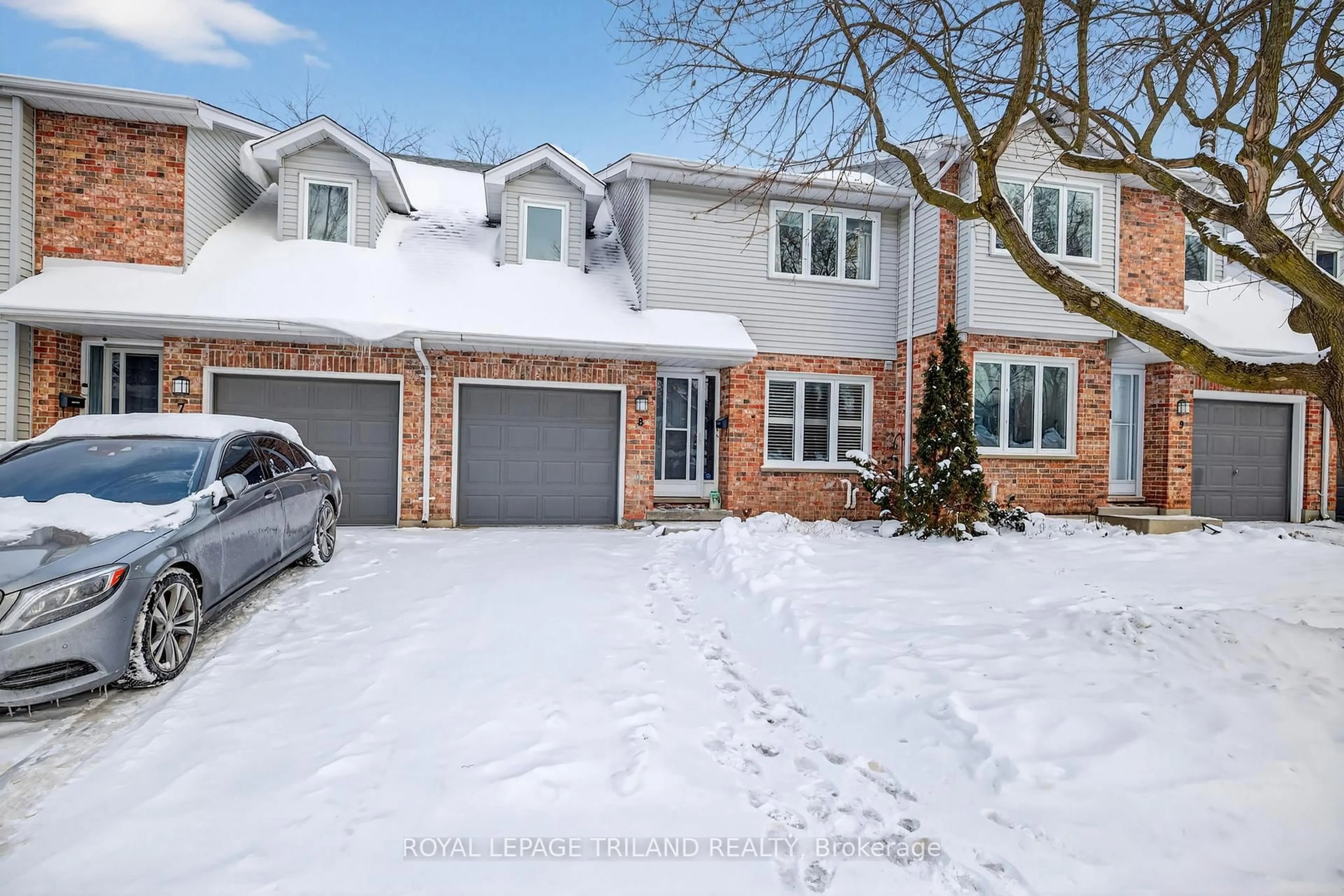 A pic from outside/outdoor area/front of a property/back of a property/a pic from drone, street for 189 Homestead Cres #8, London North Ontario N6G 2E6