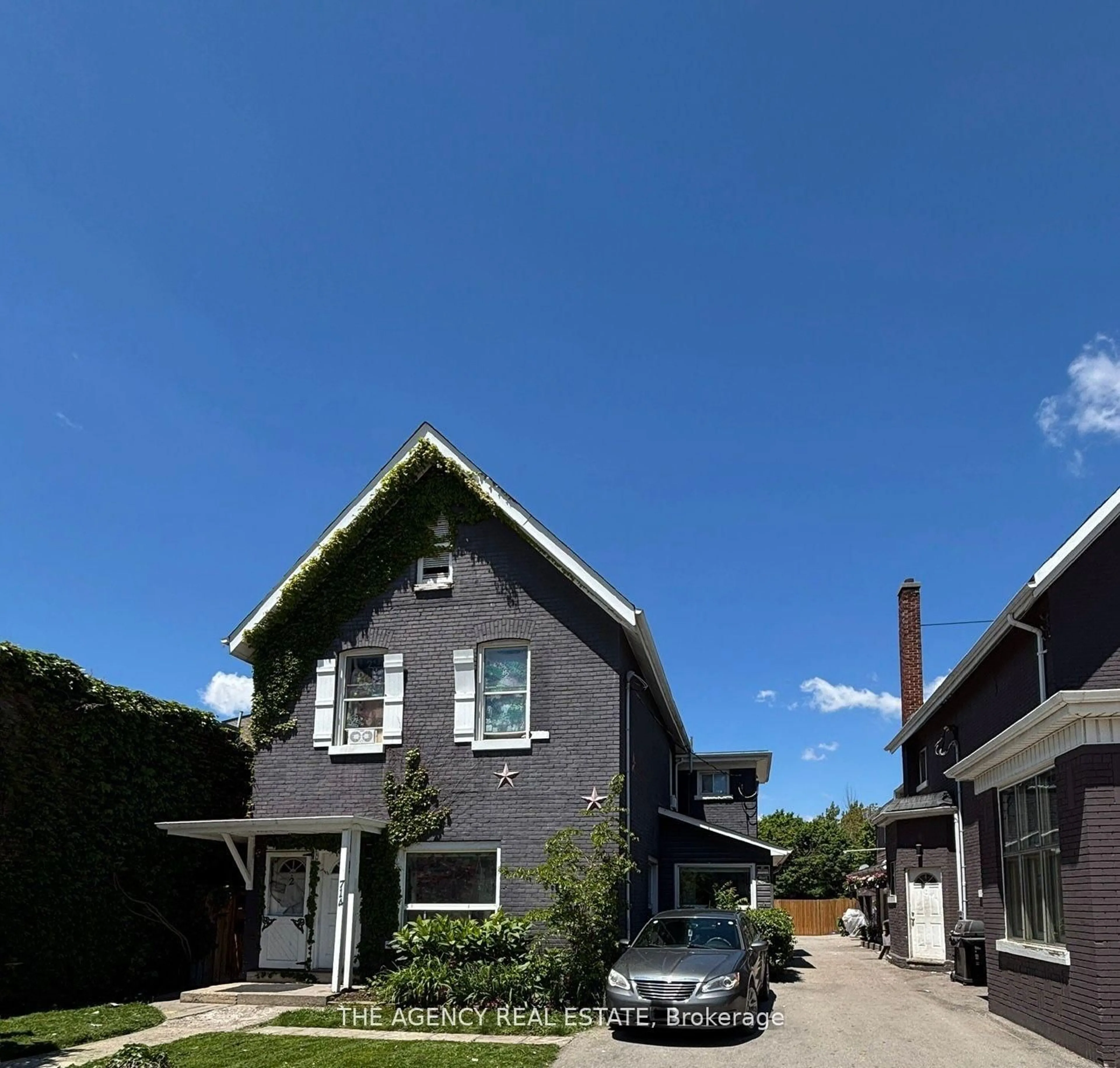 A pic from outside/outdoor area/front of a property/back of a property/a pic from drone, street for 714 Dundas St, London East Ontario N5W 2Z4